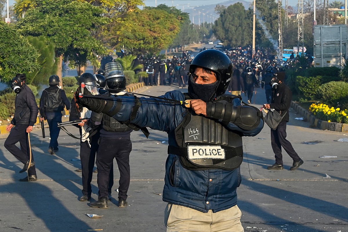 Imran Khan supporters breach lockdown in Pakistani capital