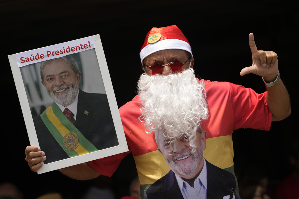 A supporter of Lula dressed as Santa Claus
