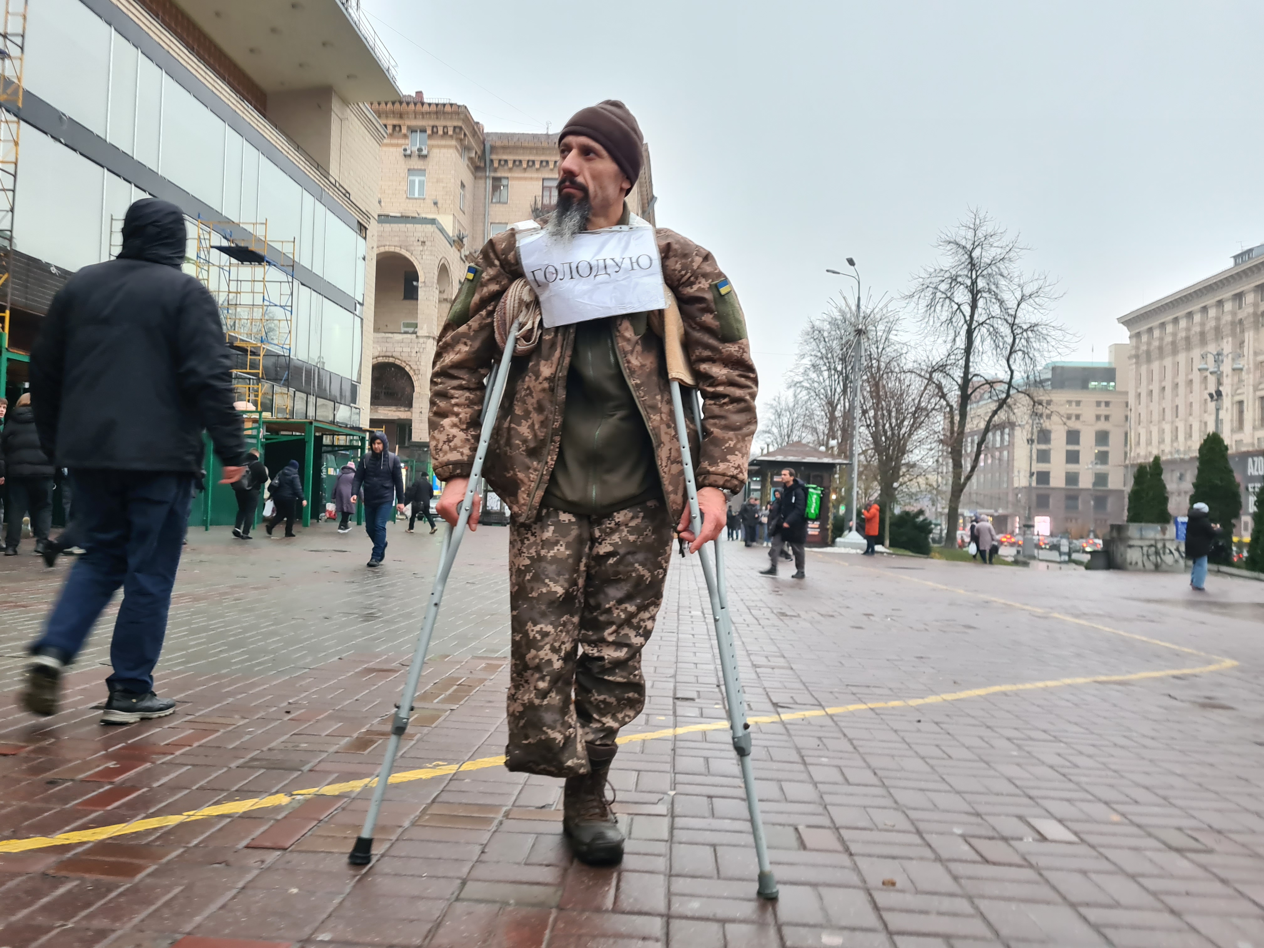 Ex-soldier Evhen Lomsky carries 'I'm starving' sign as he begs for money in central Kyiv-1733909760
