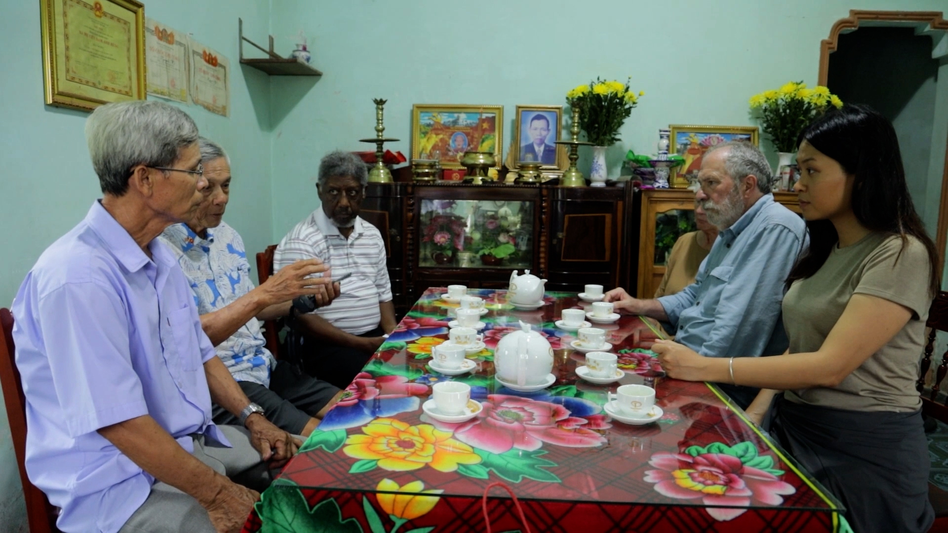 Kin Lo, Ivory Whitaker and Steve Hassett visit a Vietnamese family [Screen capture from the documentary Fragment of Memory]