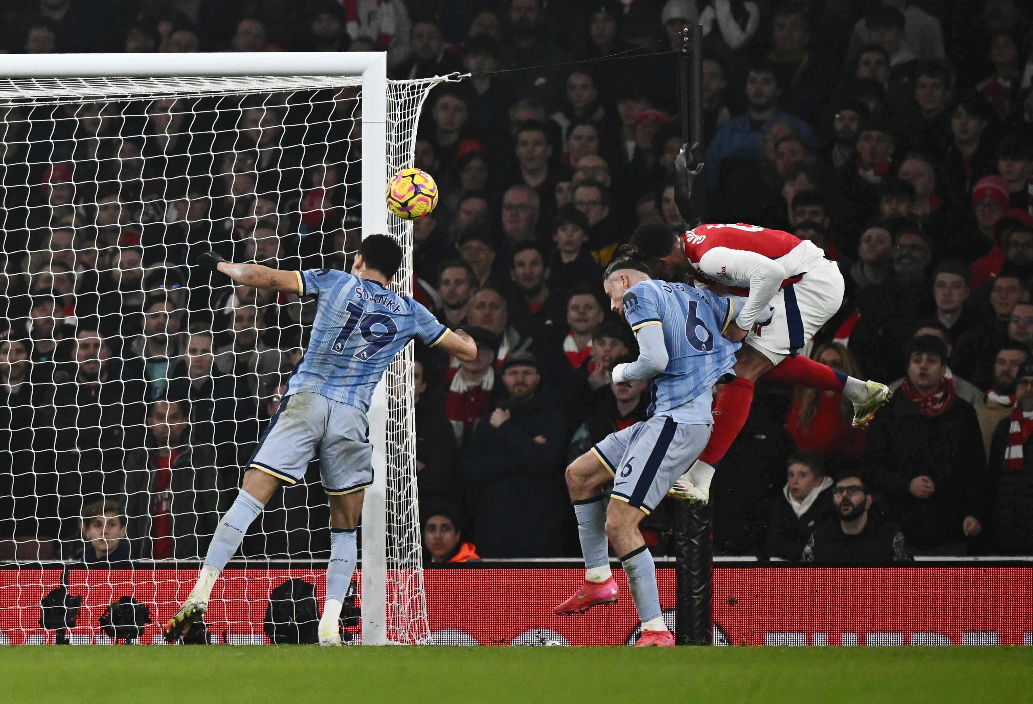 Soccer Football - Premier League - Arsenal v Tottenham Hotspur - Emirates Stadium, London, Britain - January 15, 2025 Tottenham Hotspur's Dominic Solanke scores Arsenal's first with an own goal REUTERS/Dylan Martinez EDITORIAL USE ONLY. NO USE WITH UNAUTHORIZED AUDIO, VIDEO, DATA, FIXTURE LISTS, CLUB/LEAGUE LOGOS OR 'LIVE' SERVICES. ONLINE IN-MATCH USE LIMITED TO 120 IMAGES, NO VIDEO EMULATION. NO USE IN BETTING, GAMES OR SINGLE CLUB/LEAGUE/PLAYER PUBLICATIONS. PLEASE CONTACT YOUR ACCOUNT REPRESENTATIVE FOR FURTHER DETAILS..