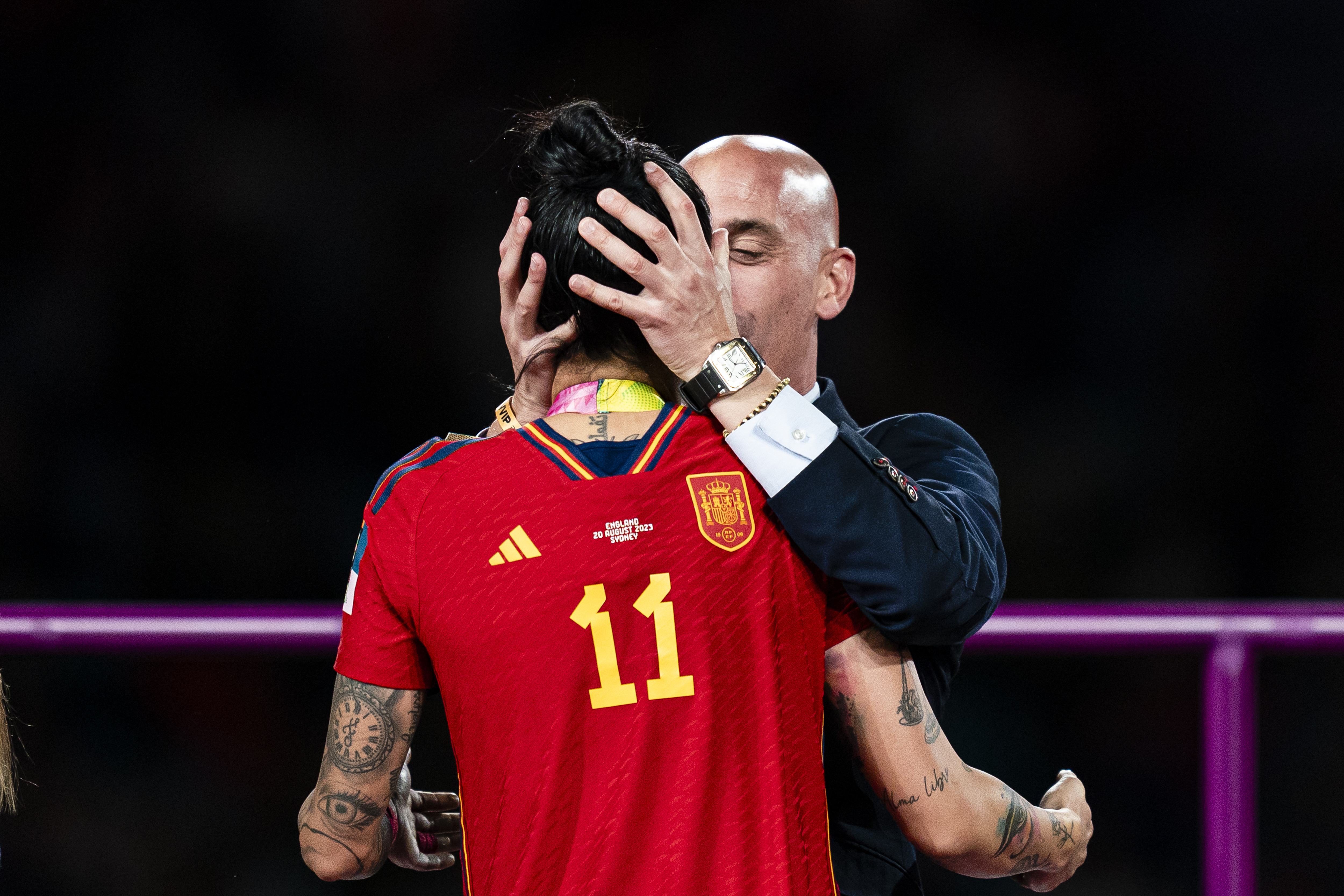 Luis Rubiales kisses Jenni Hermoso.