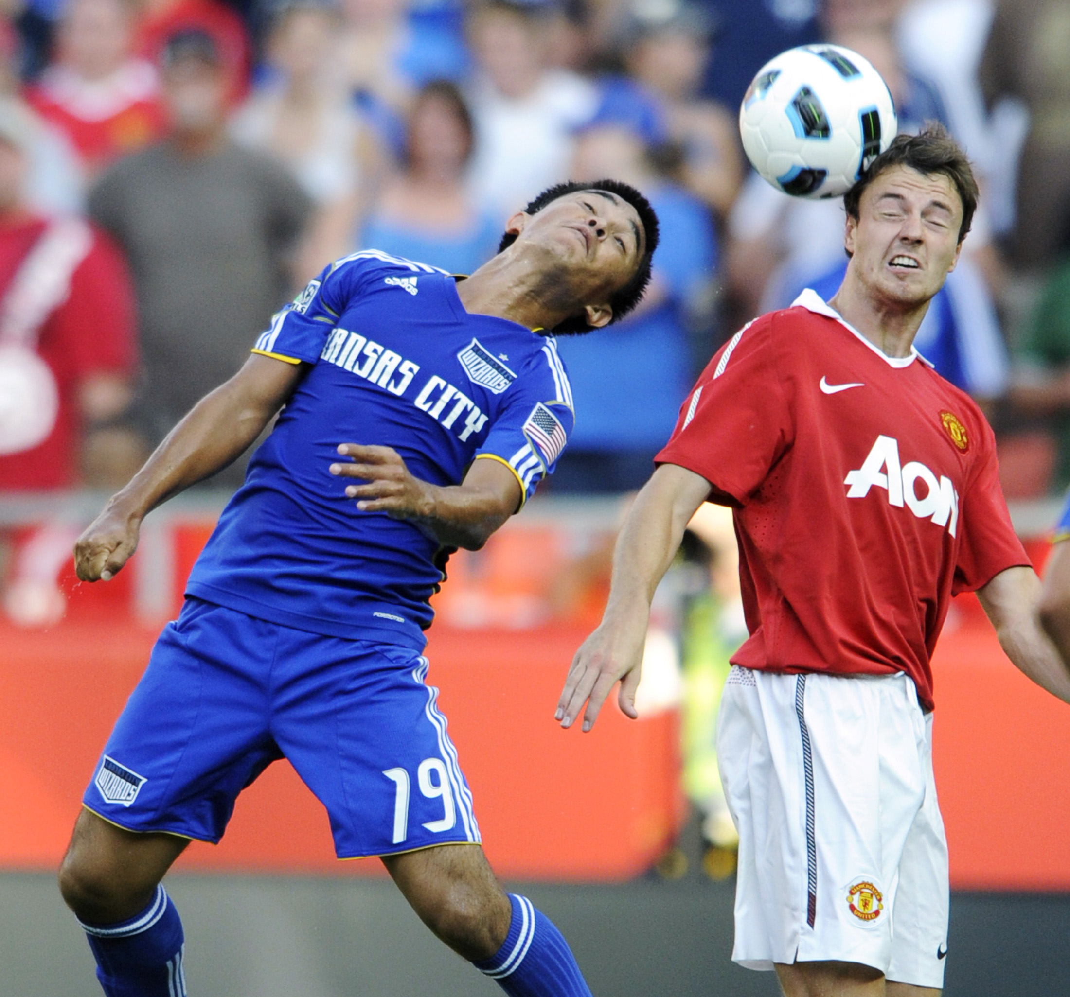 Kansas City Wizards' forward Sunil Chhetri (L) knocks a header into Manchester United's midfielder Tom Cleverley during the second half of the Wizards' win in their friendly soccer match at Arrowhead Stadium in Kansas City, Missouri July 25, 2010. REUTERS/Dave Kaup (UNITED STATES - Tags: SPORT SOCCER)
