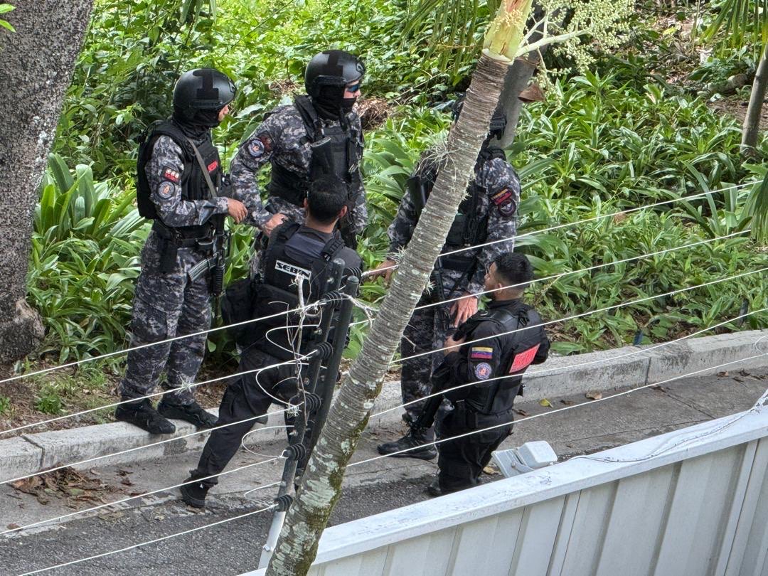 Venezuelan security forces stand guard outside the embassy [Courtesy of Magalli Meda]
