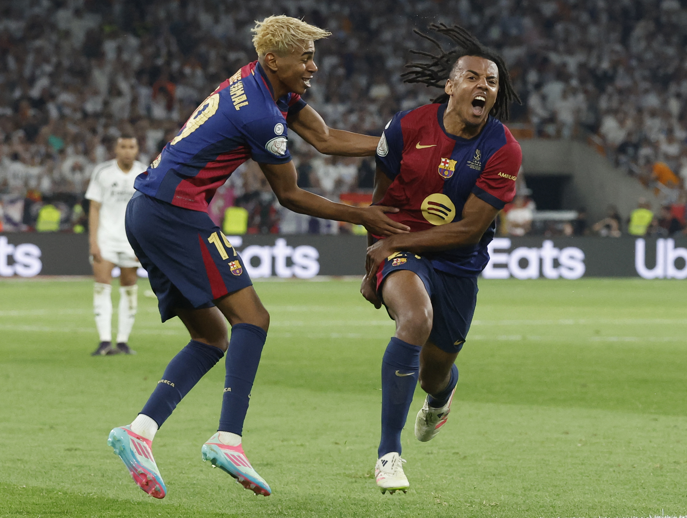 Jules Kounde reacts.