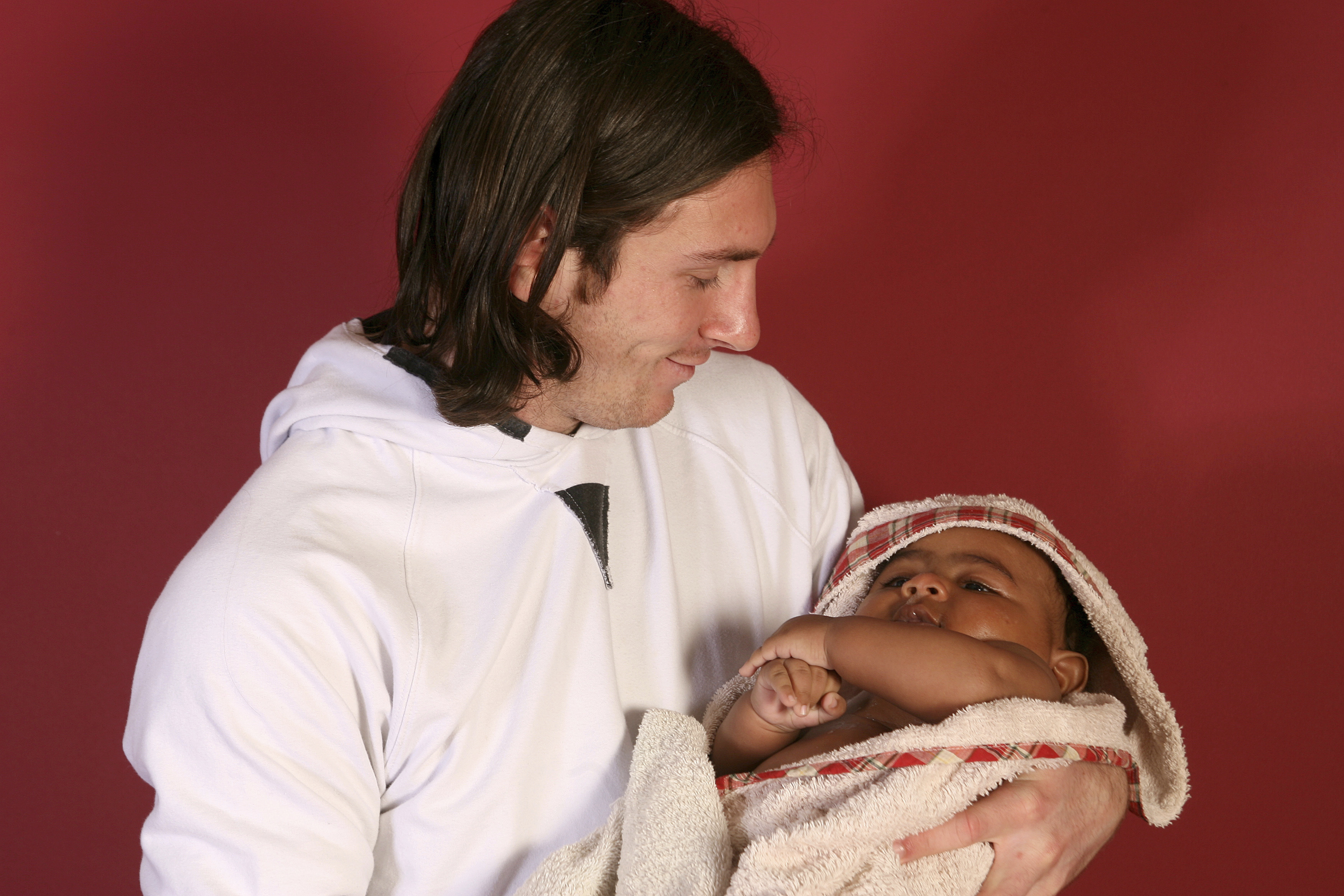 Lionel Messi holding Lamine Yamal.