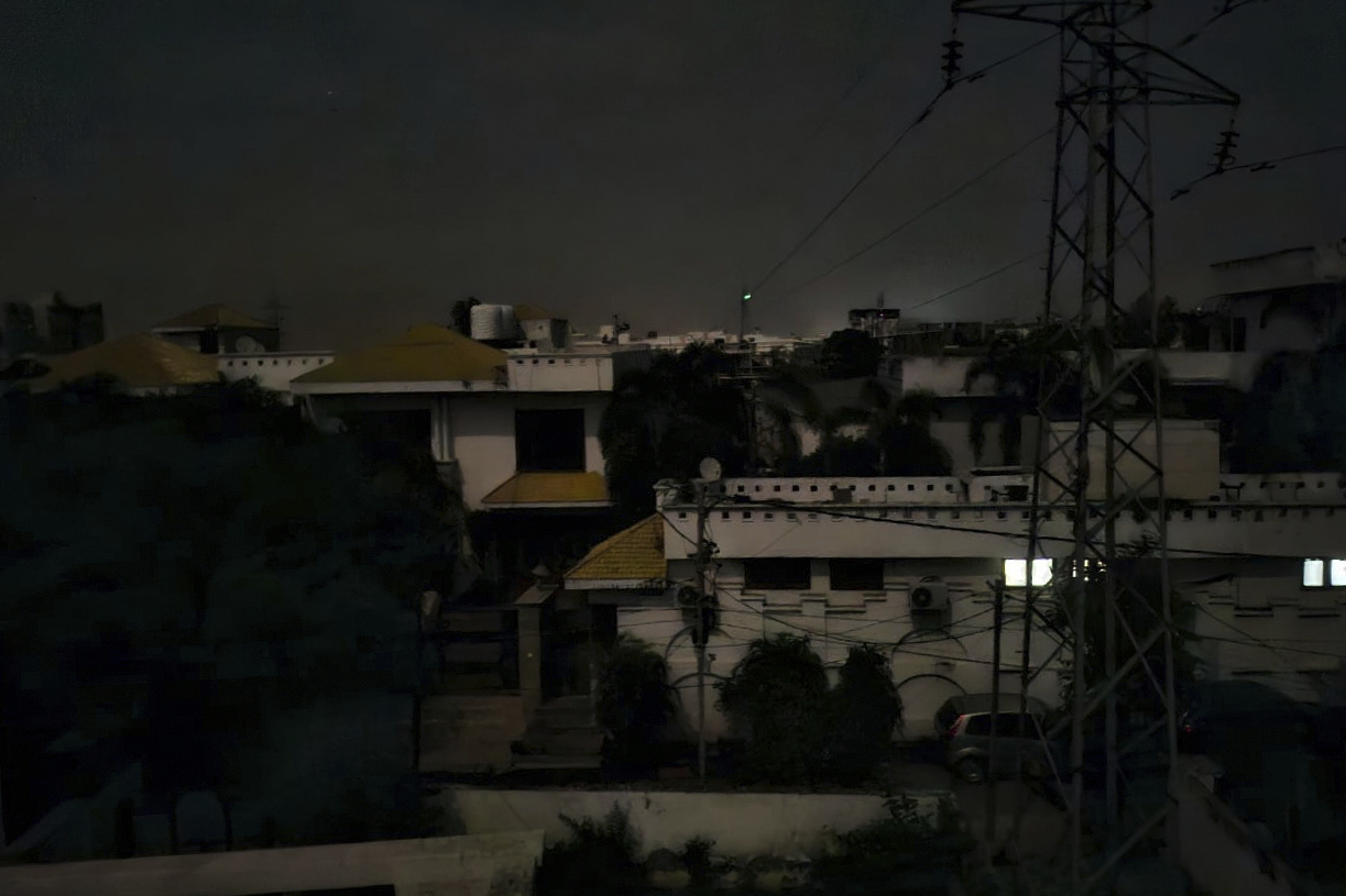 Jammu city under black out following sirens and explosions, India, Thursday, May 8, 2025. (AP Photo)