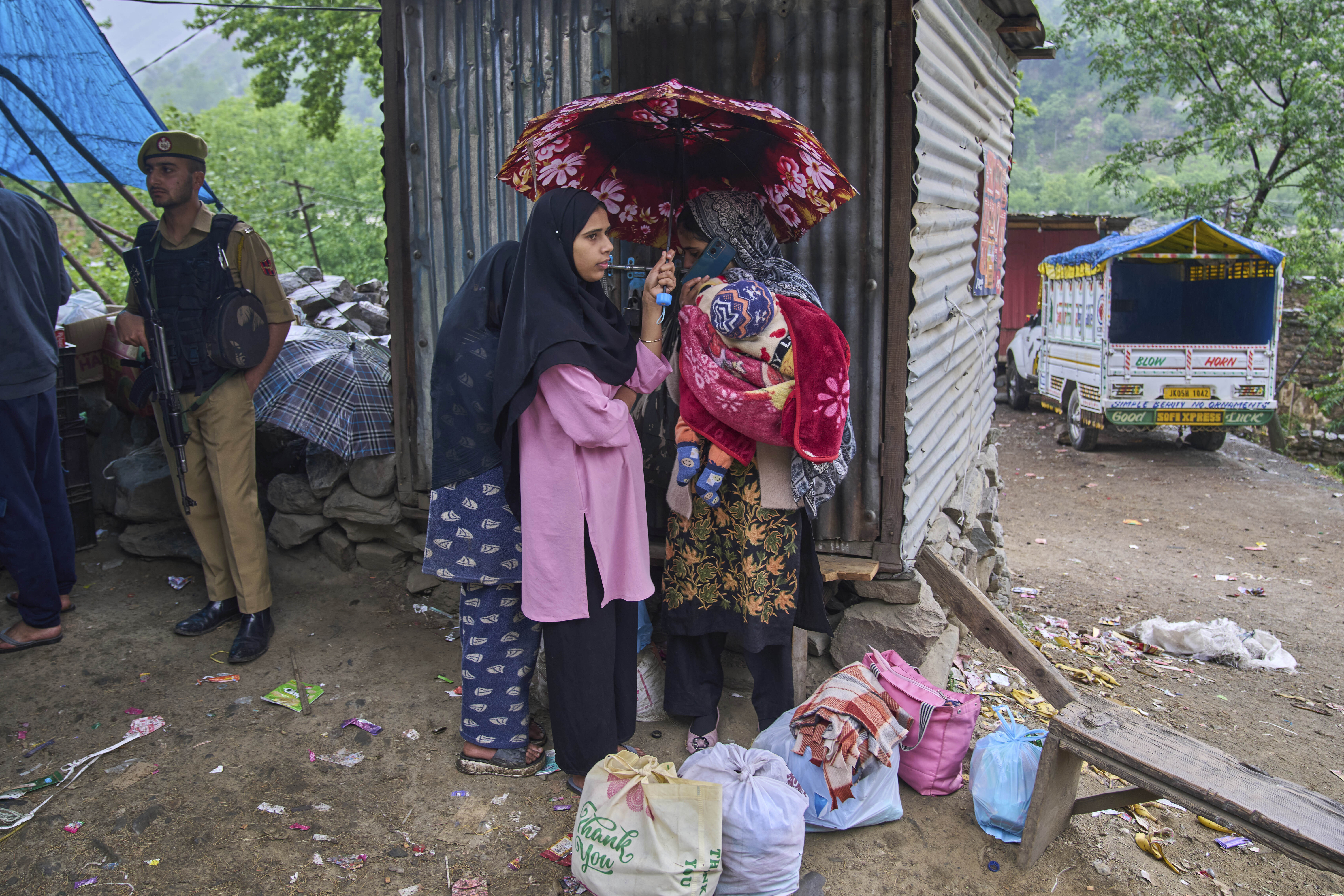 Intense shelling in Kashmir: Dozens injured, thousands seek shelter