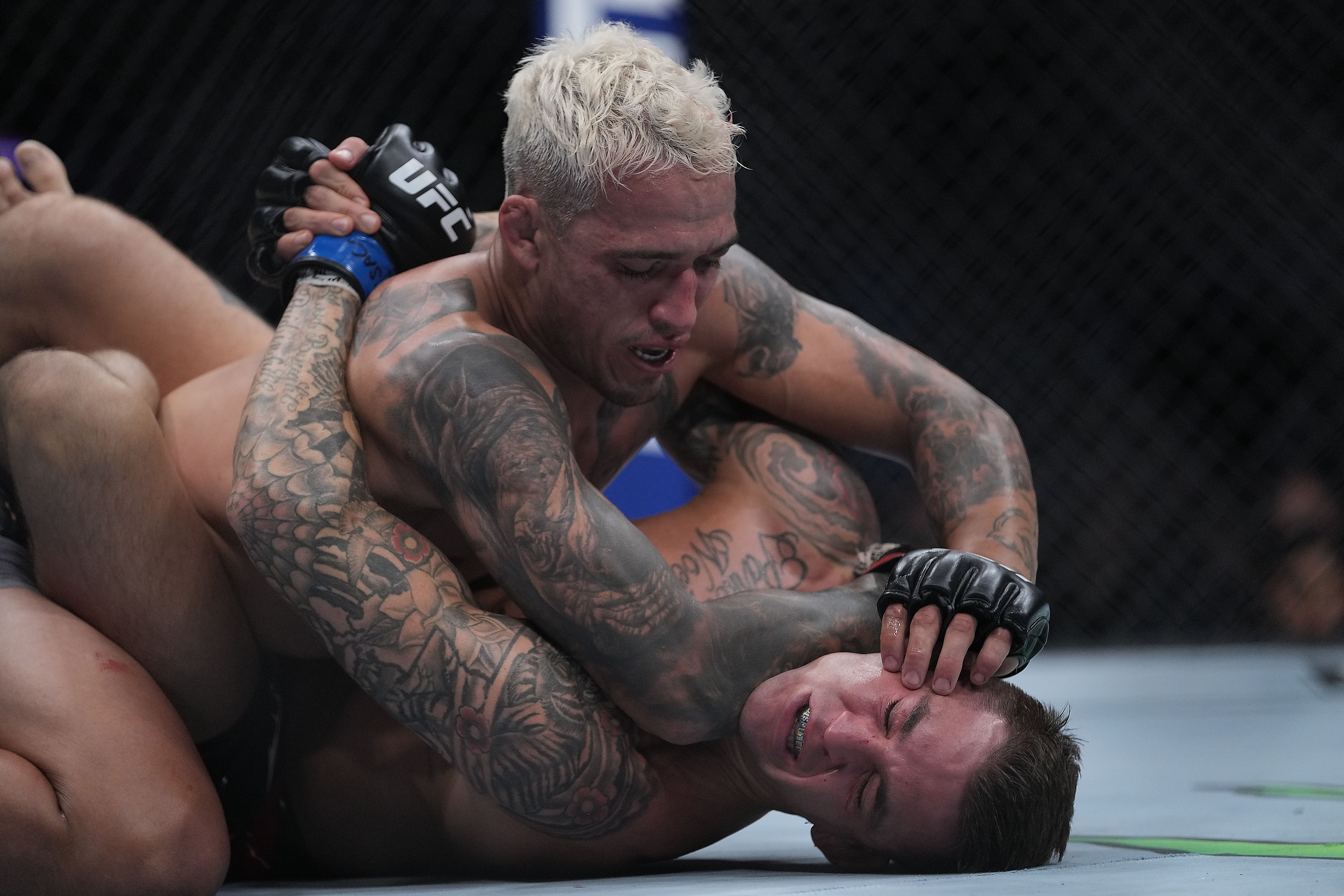 Charles Oliveira in action.