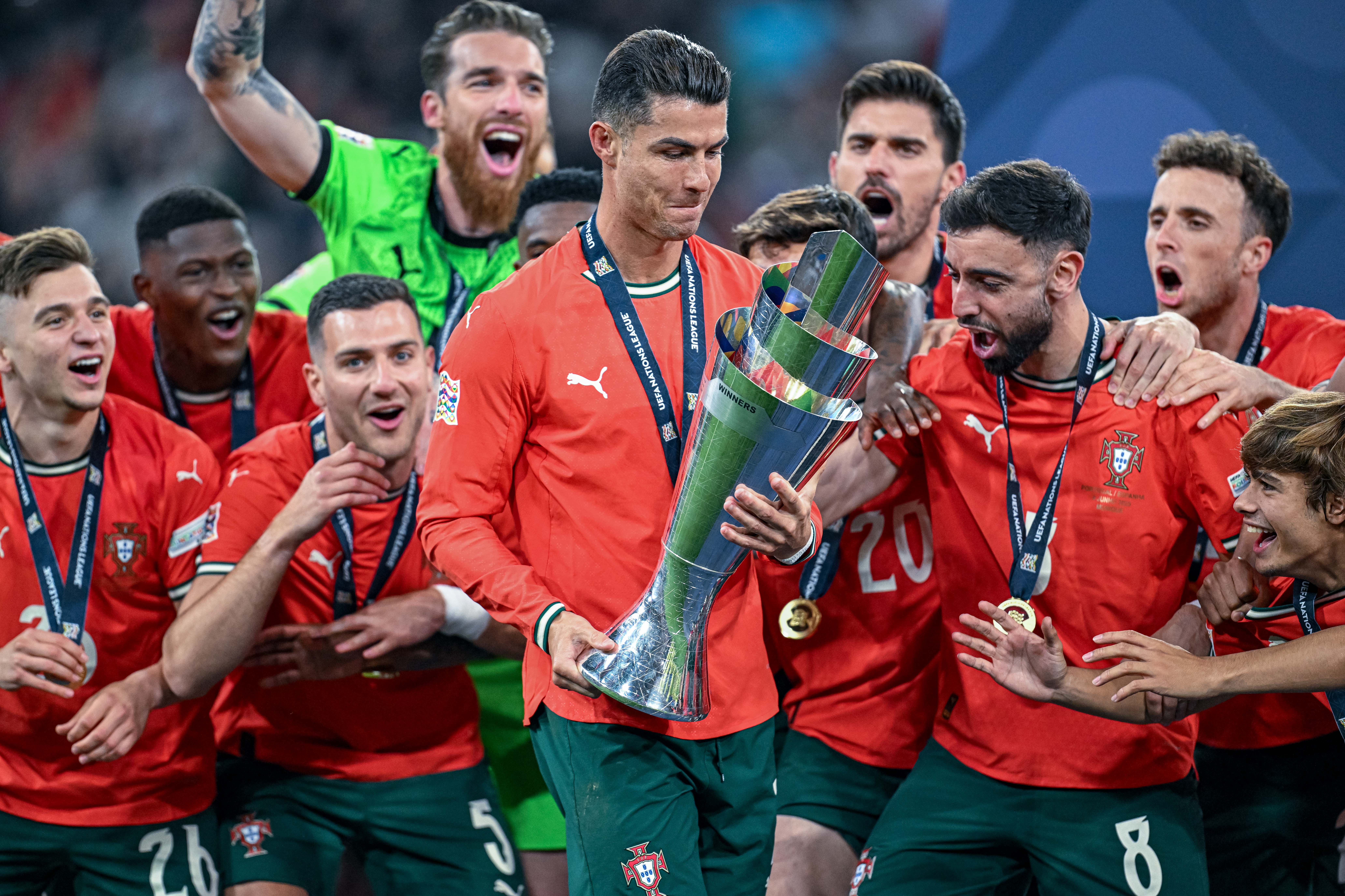 Ronaldo and Jota react.