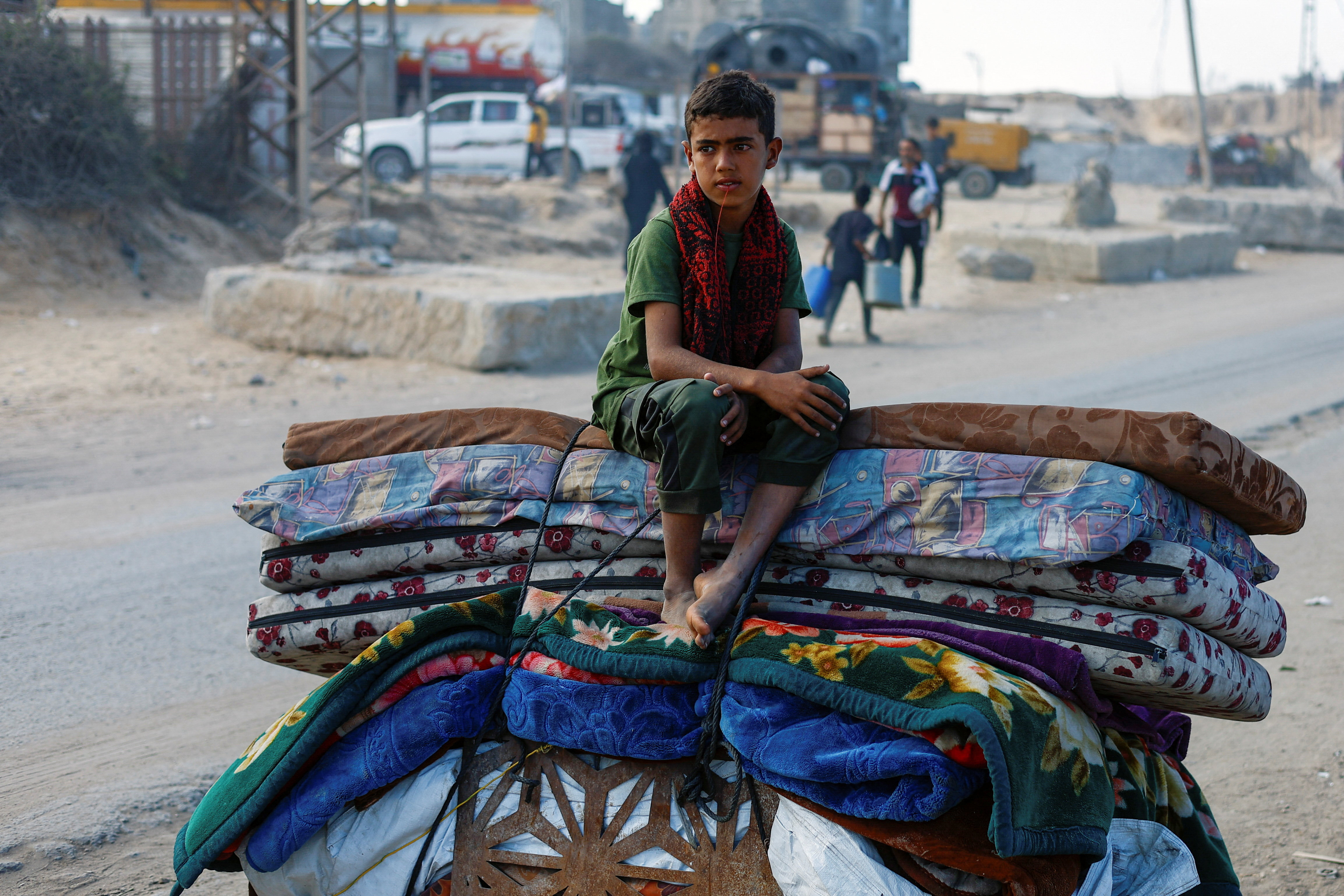 Thousands of Palestinians flee Gaza City