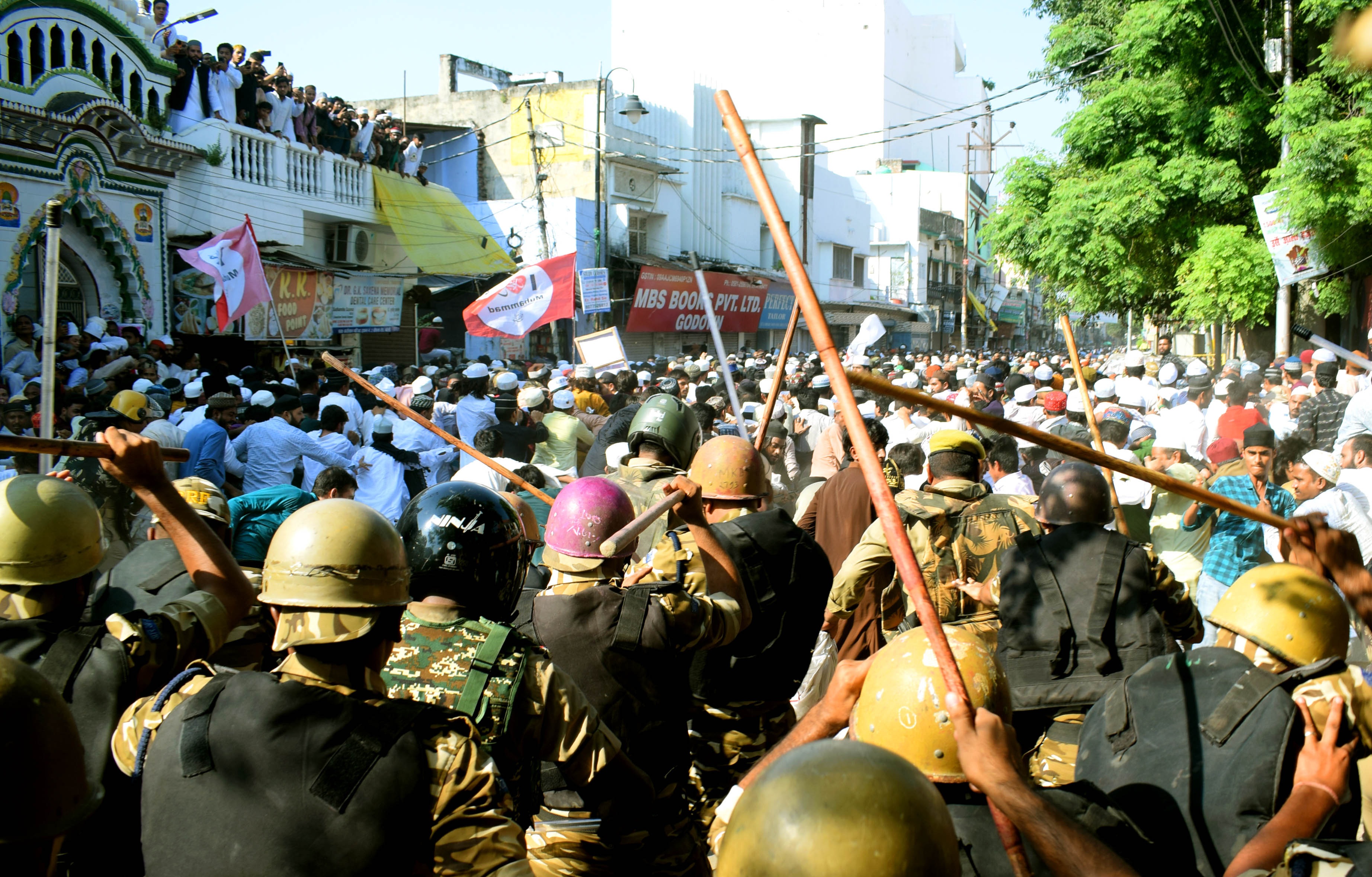 Police attacking Muslim demonstrators in Bareilly, Uttar Pradesh, India [Al Jazeera]