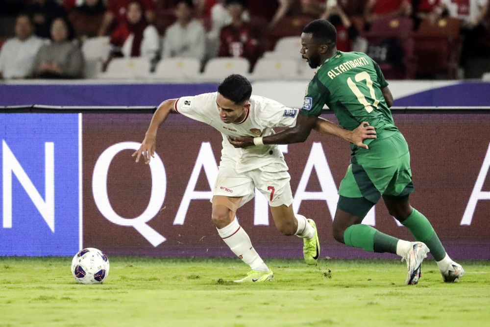Marselino Ferdinan of Indonesia (L) in action against Hassan Al Tambakti of Saudi Arabia during the FIFA World Cup 2026 qualifier match