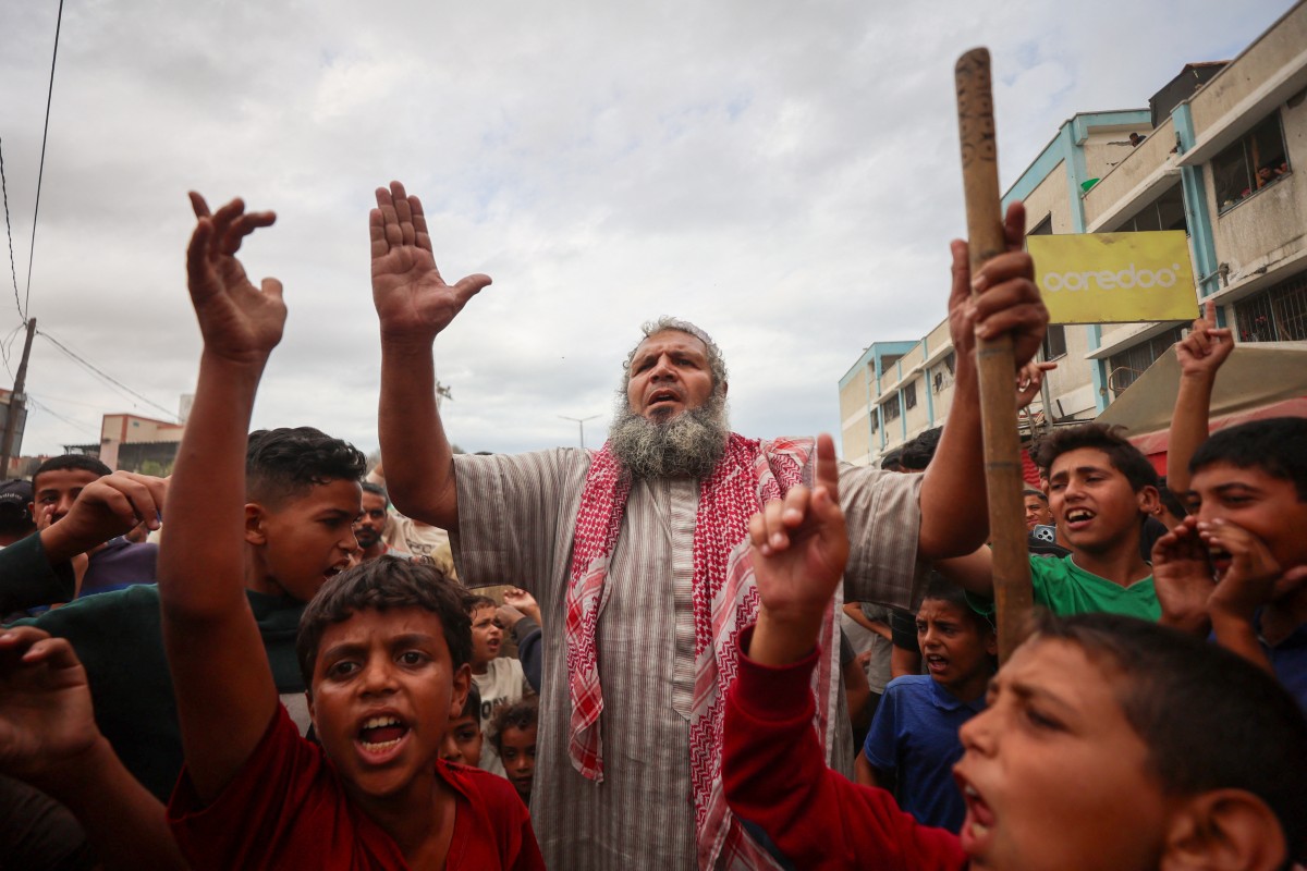 Gaza residents flood streets in hope of ending prolonged war