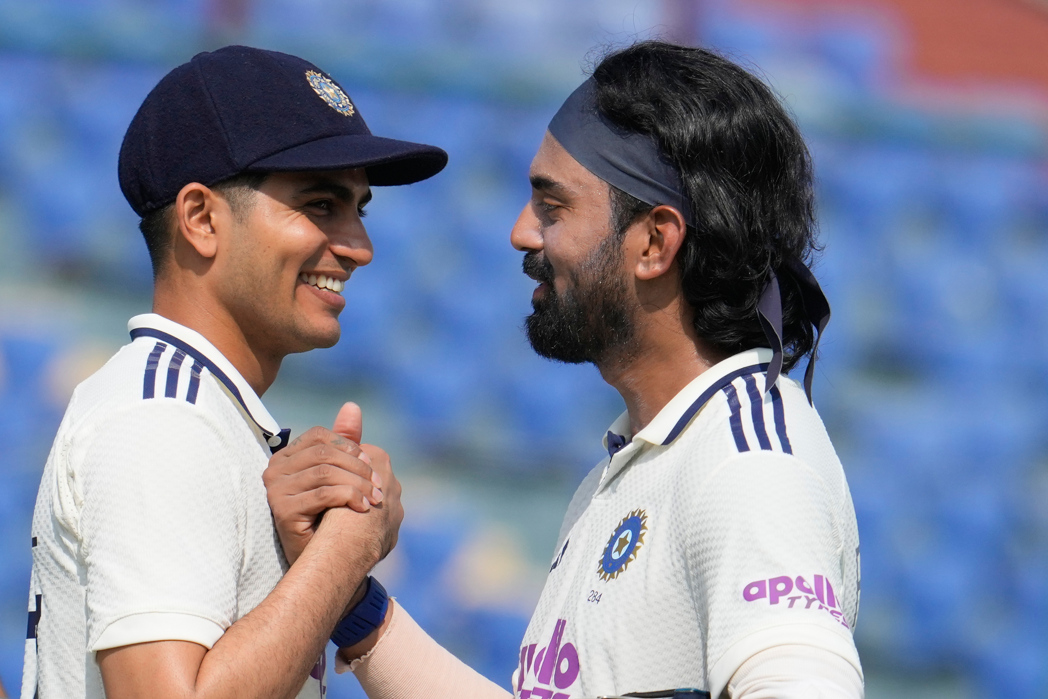 Shubman Gill and KL Rahul react.
