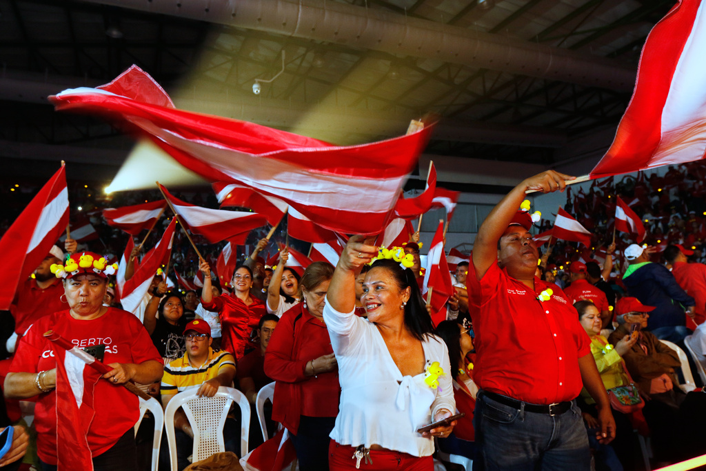 Supporters of the Liberal Party cheer for presidential candidate Salvador Nasralla during his campaign’s closing event in San Pedro Sula, Honduras, on November 23