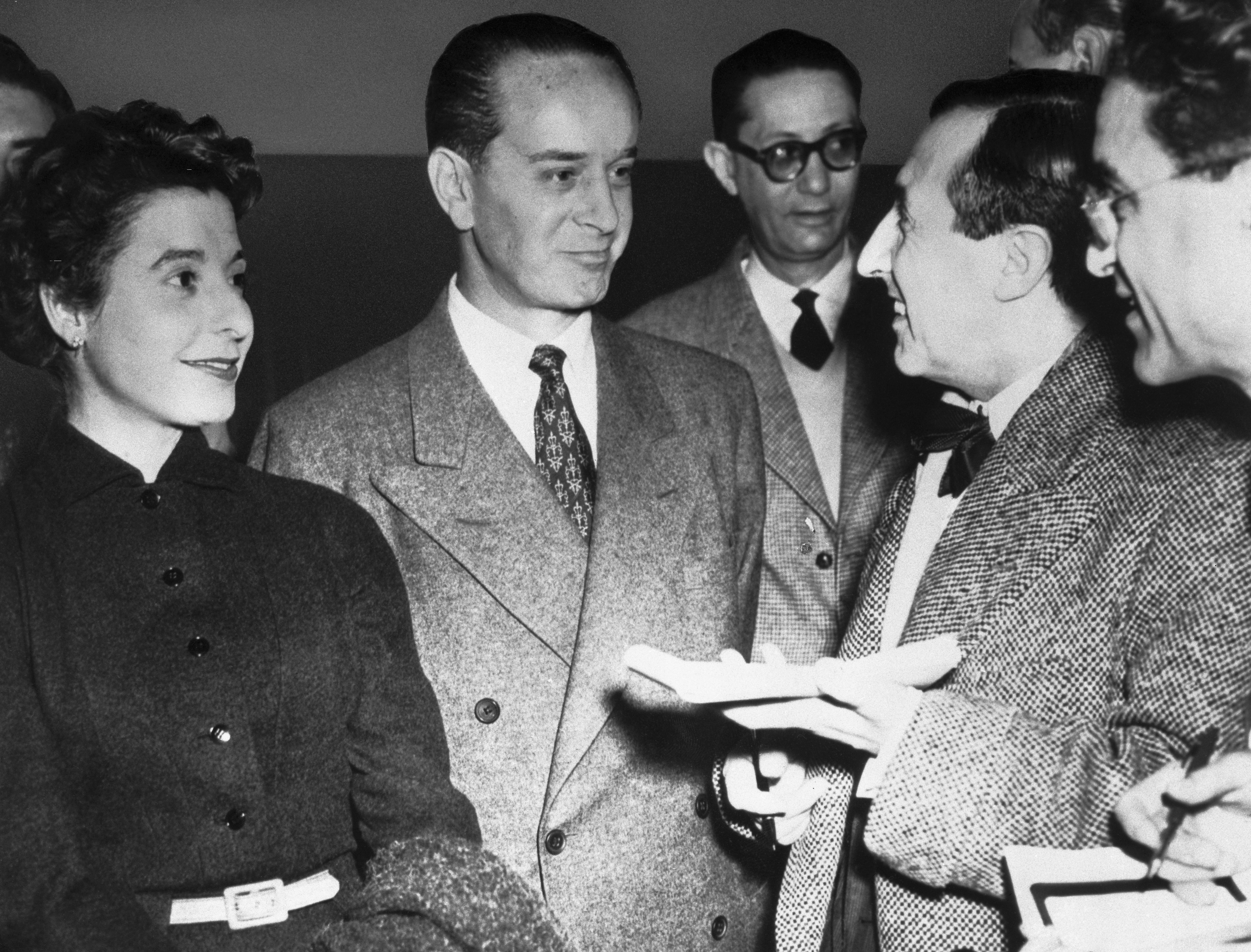 Jacobo Arbenz Guzman (centre), ousted as president of Guatemala in an anti-communist revolt backed by the CIA, speaks with a group of French reporters in Paris in 1955. He and his wife travelled to Switzerland, where he negotiated with authorities for recognition of his Swiss citizenship, based on the Swiss nationality of his father