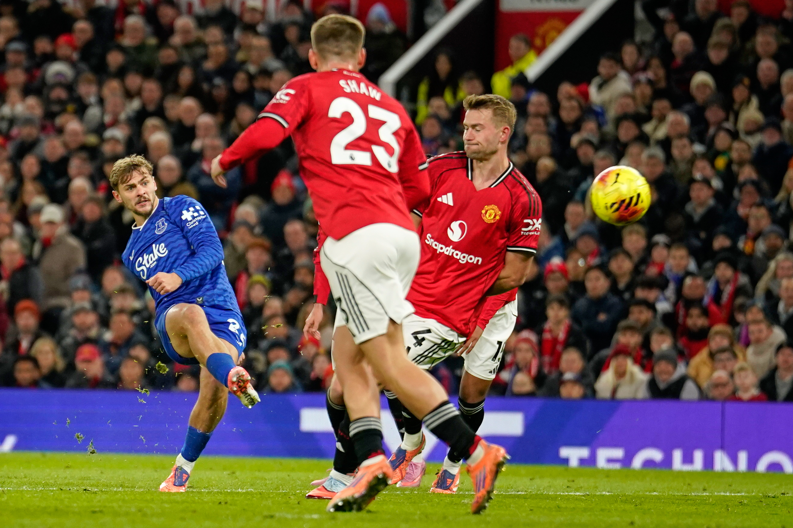 Everton's Kiernan Dewsbury-Hall, left, scores the opening goal during the English Premier League soccer match between Manchester United and Everton in Manchester, England, Monday, Nov. 24, 2025. (AP Photo/Dave Thompson)