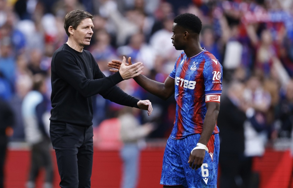 Crystal Palace's manager Oliver Glasner (L) celebrates with Marc Guehi