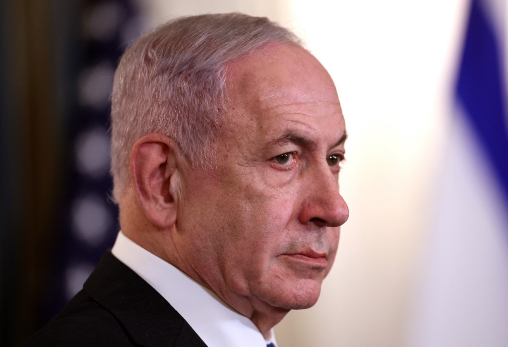 WASHINGTON, DC - SEPTEMBER 29: Israeli Prime Minister Benjamin Netanyahu participates in a joint news conference with U.S. President Donald Trump in the State Dining Room at the White House on September 29, 2025 in Washington, DC. President Trump welcomed Netanyahu for his fourth visit to the White House, where the two leaders met to discuss the latest U.S. backed plans to end the war in Gaza and secure the release of the remaining hostages held by Hamas. Win McNamee/Getty Images/AFP (Photo by WIN MCNAMEE / GETTY IMAGES NORTH AMERICA / Getty Images via AFP)