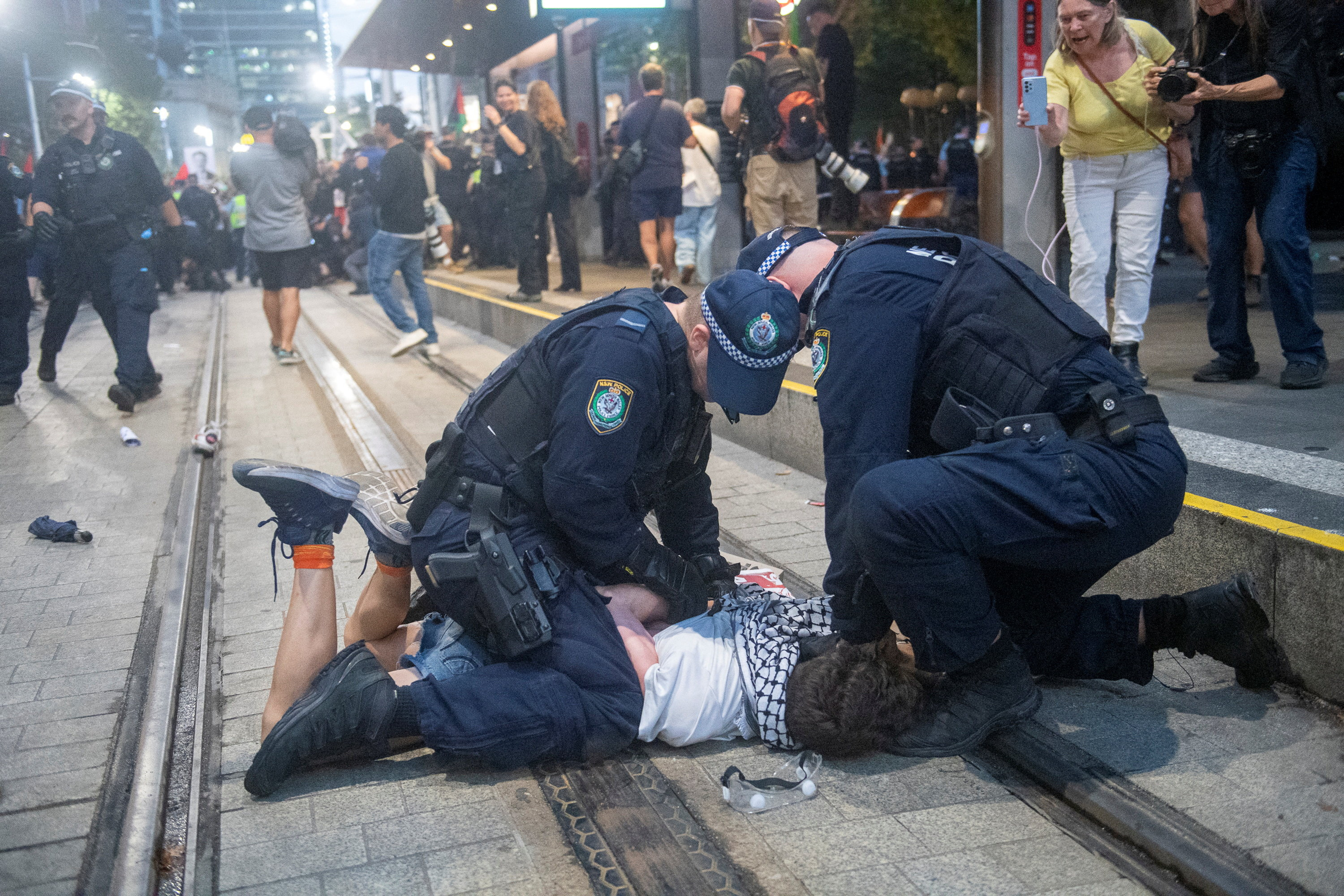 Sydney police use pepper spray on protesters during Herzog visit