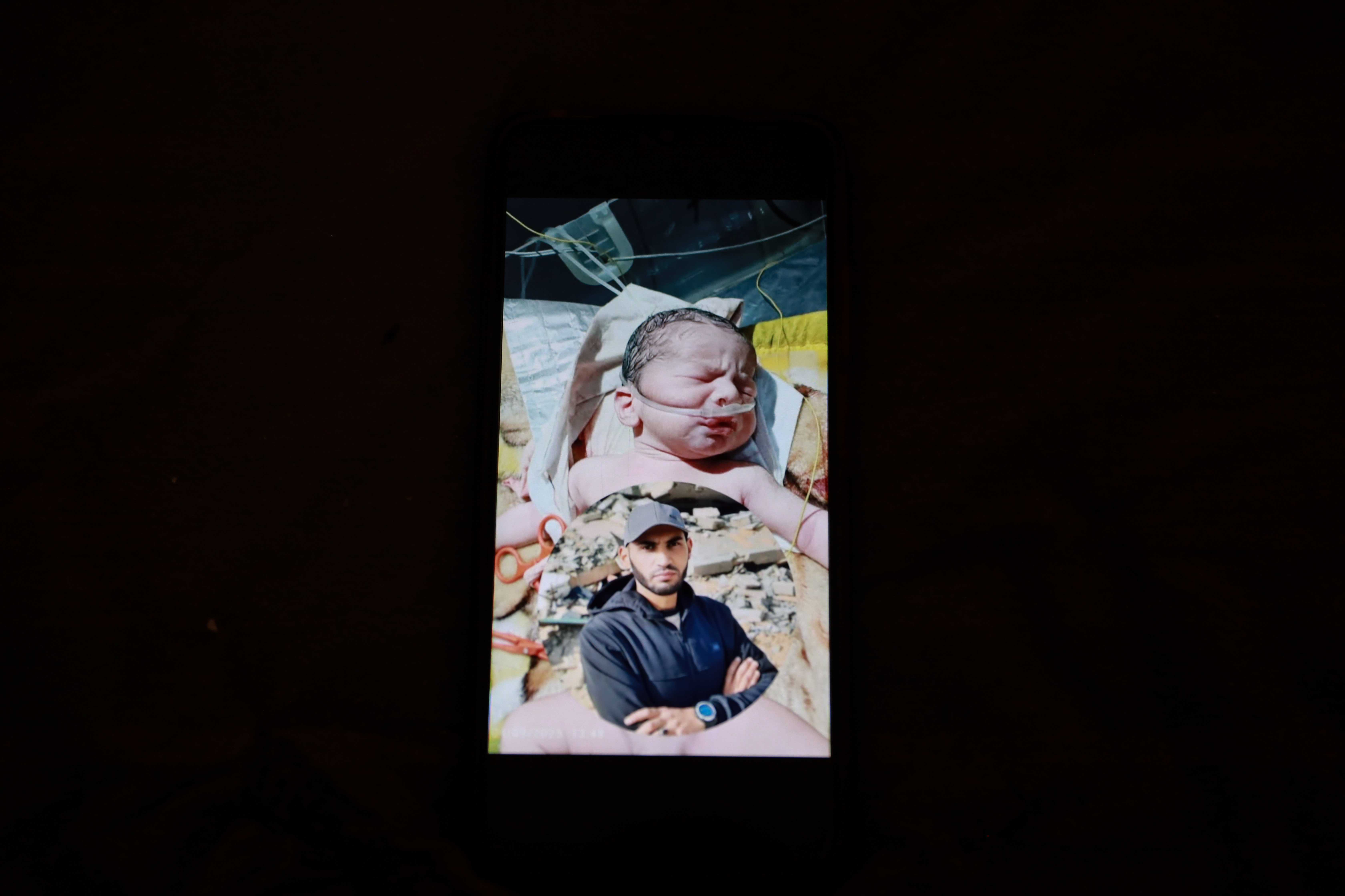 Gaza parenting story [Abdelhakim Abu Riash/Al Jazeera] (RESTRICTEF)