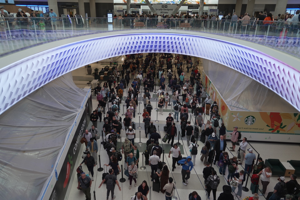 Long lines at a US airport