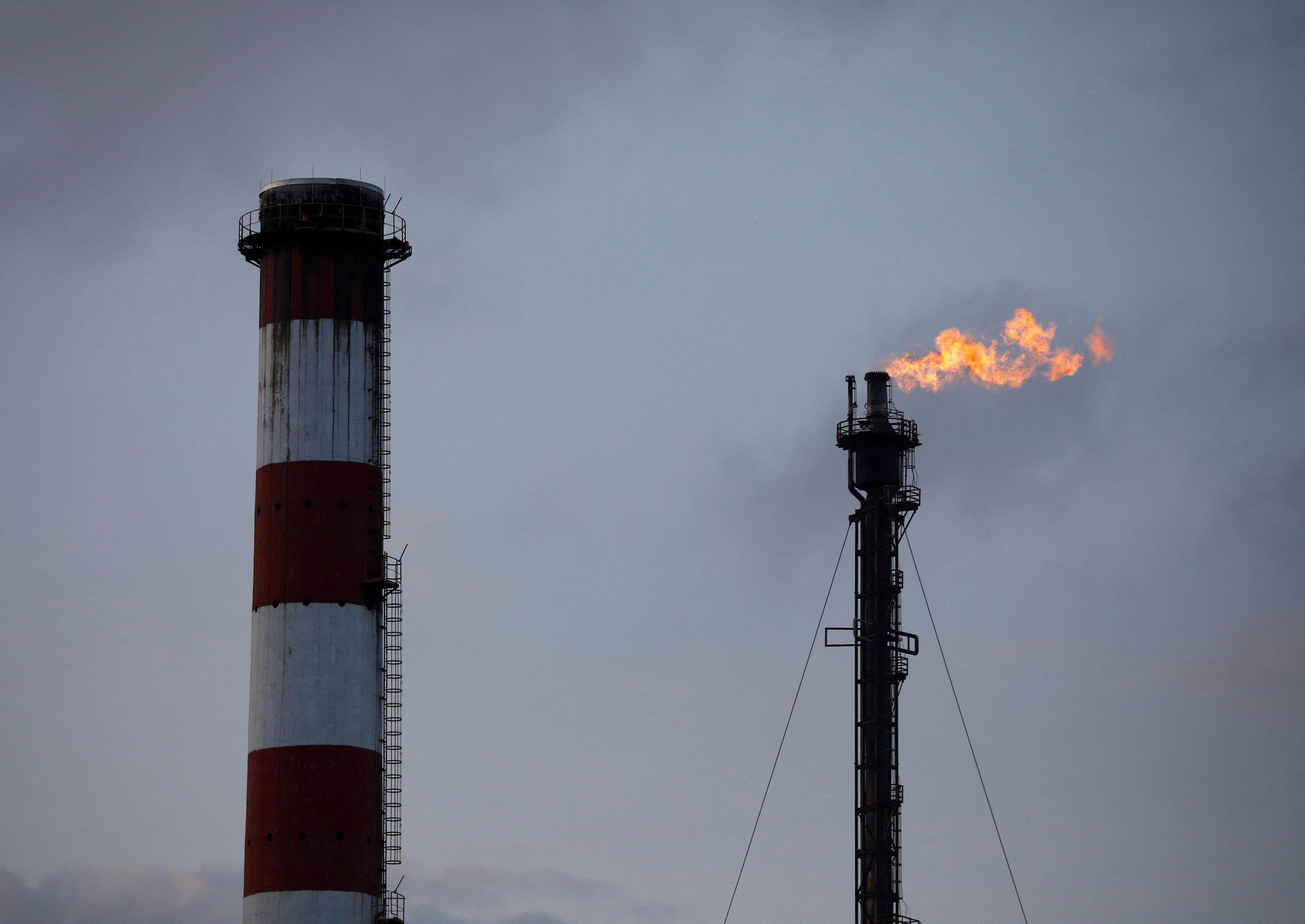 FILE PHOTO: Gas flares from an ExxonMobil oil refinery in Singapore, February 26, 2019. Picture taken February 26, 2019. REUTERS/Edgar Su/File Photo