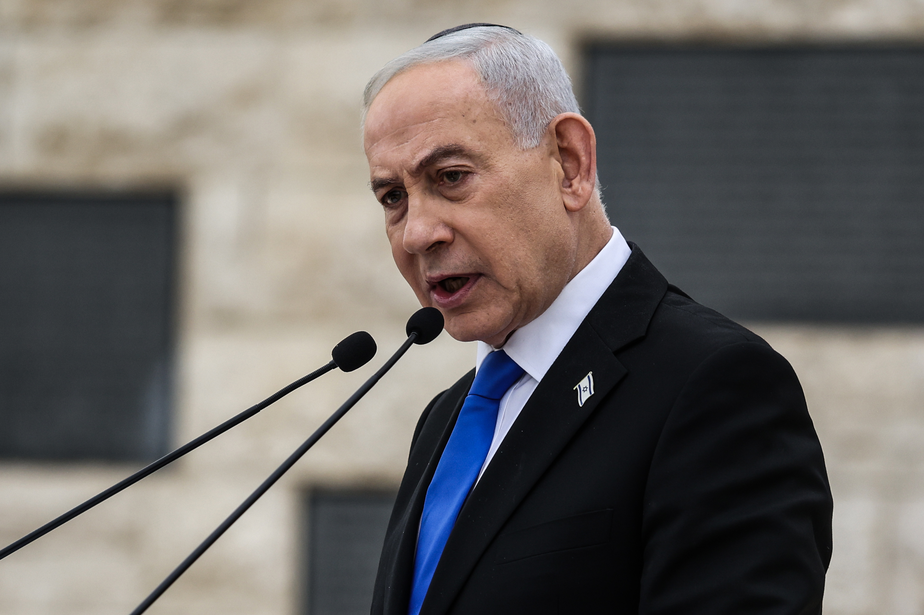epa12904297 Israeli Prime Minister Benjamin Netanyahu speaks during a ceremony commemorating Israel’s Remembrance Day for fallen soldiers, or Yom HaZikaron, at the Military Cemetery on Mount Herzl in Jerusalem, 21 April 2026. EPA/ILIA YEFIMOVICH / POOL