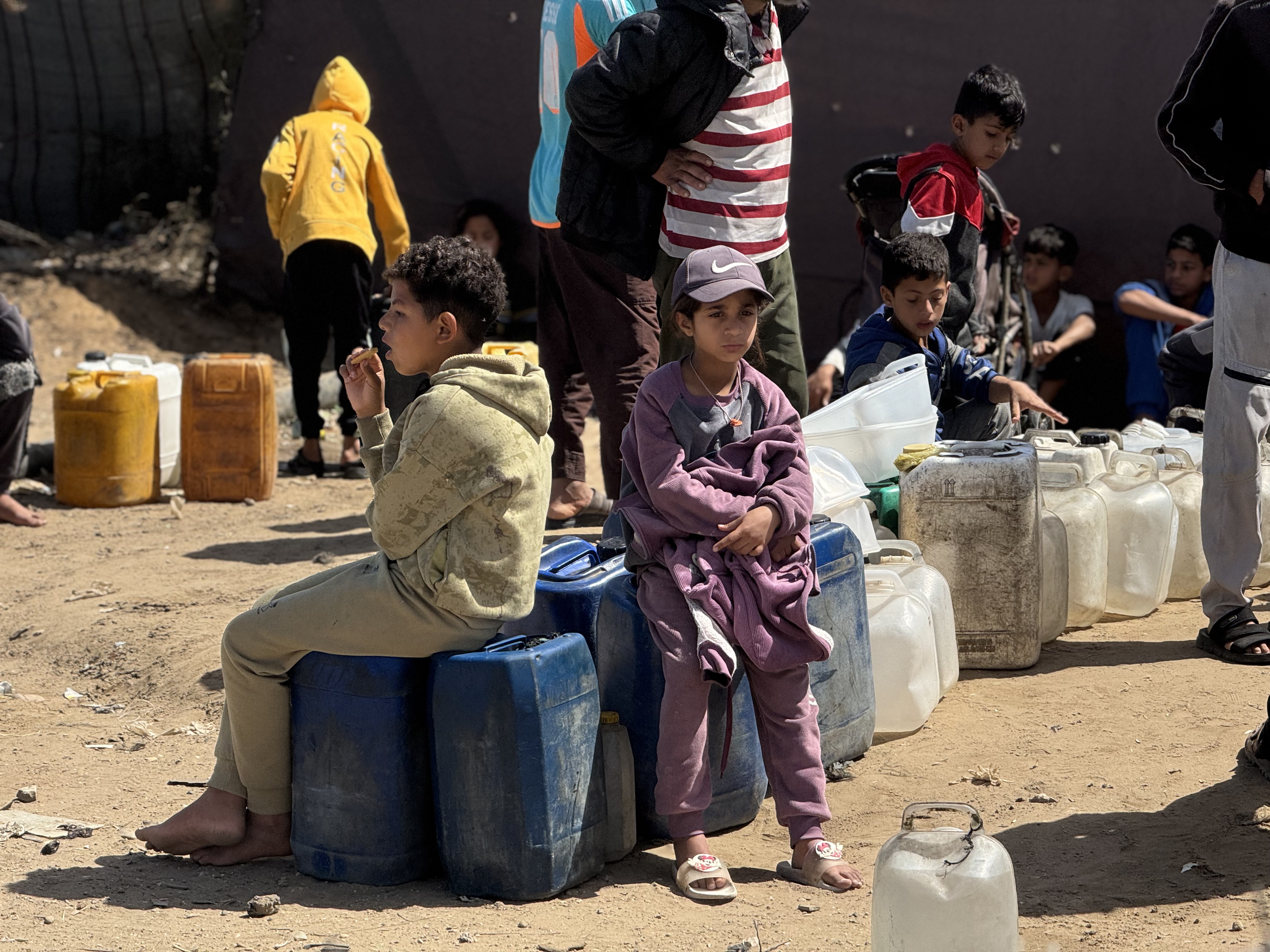 Palestinians in al-Mawasi travel for hours to fill up jerry cans with drinking water