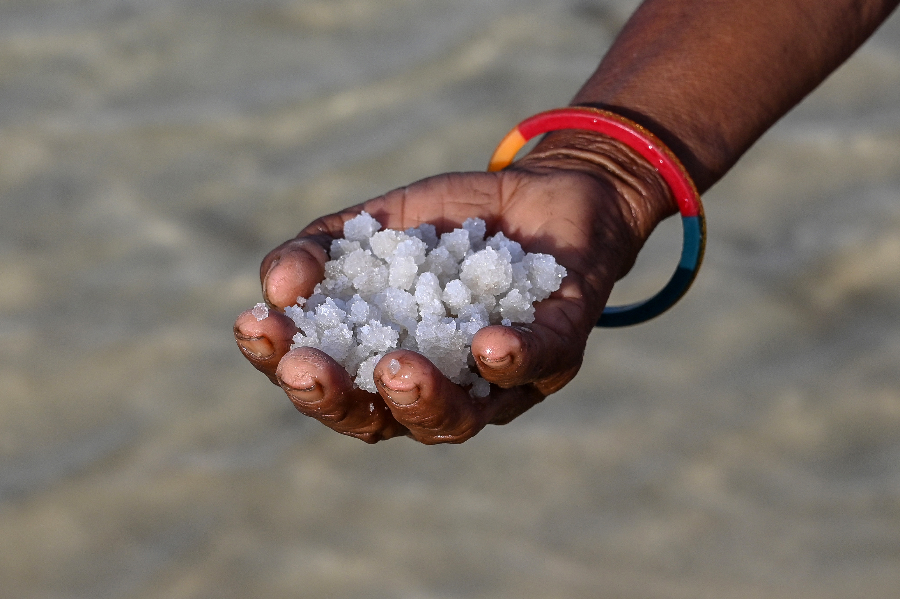 India’s salt workers endure brutal heat in Gujarat’s remote desert