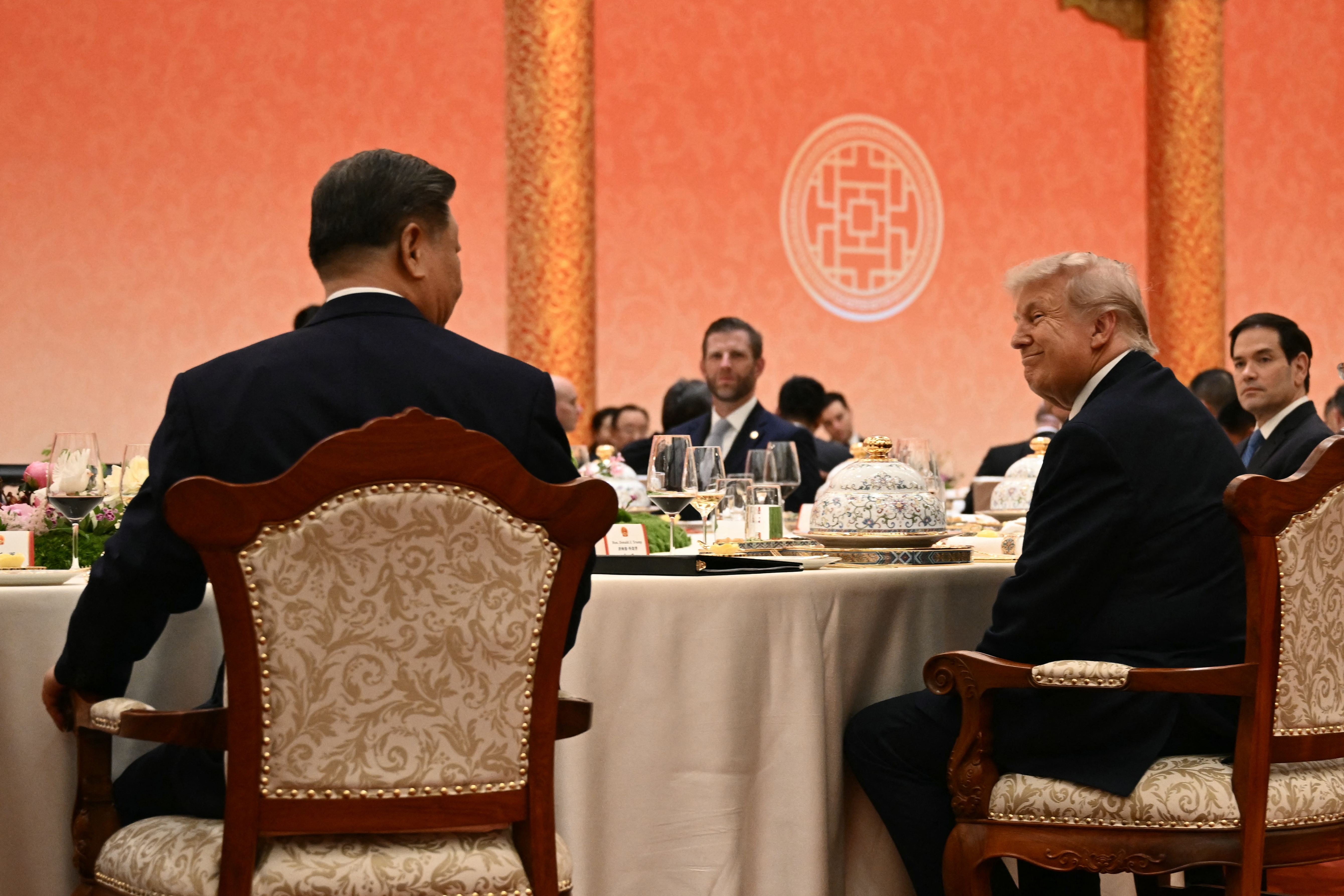 US President Donald Trump talks with China's President Xi Jinping (L) as US Secretary of State Marco Rubio (2nd-R) and China's Premier Li Qiang (R) look on during a state banquet at the Great Hall of the People in Beijing on May 14, 2026. (Photo by Brendan SMIALOWSKI / AFP)