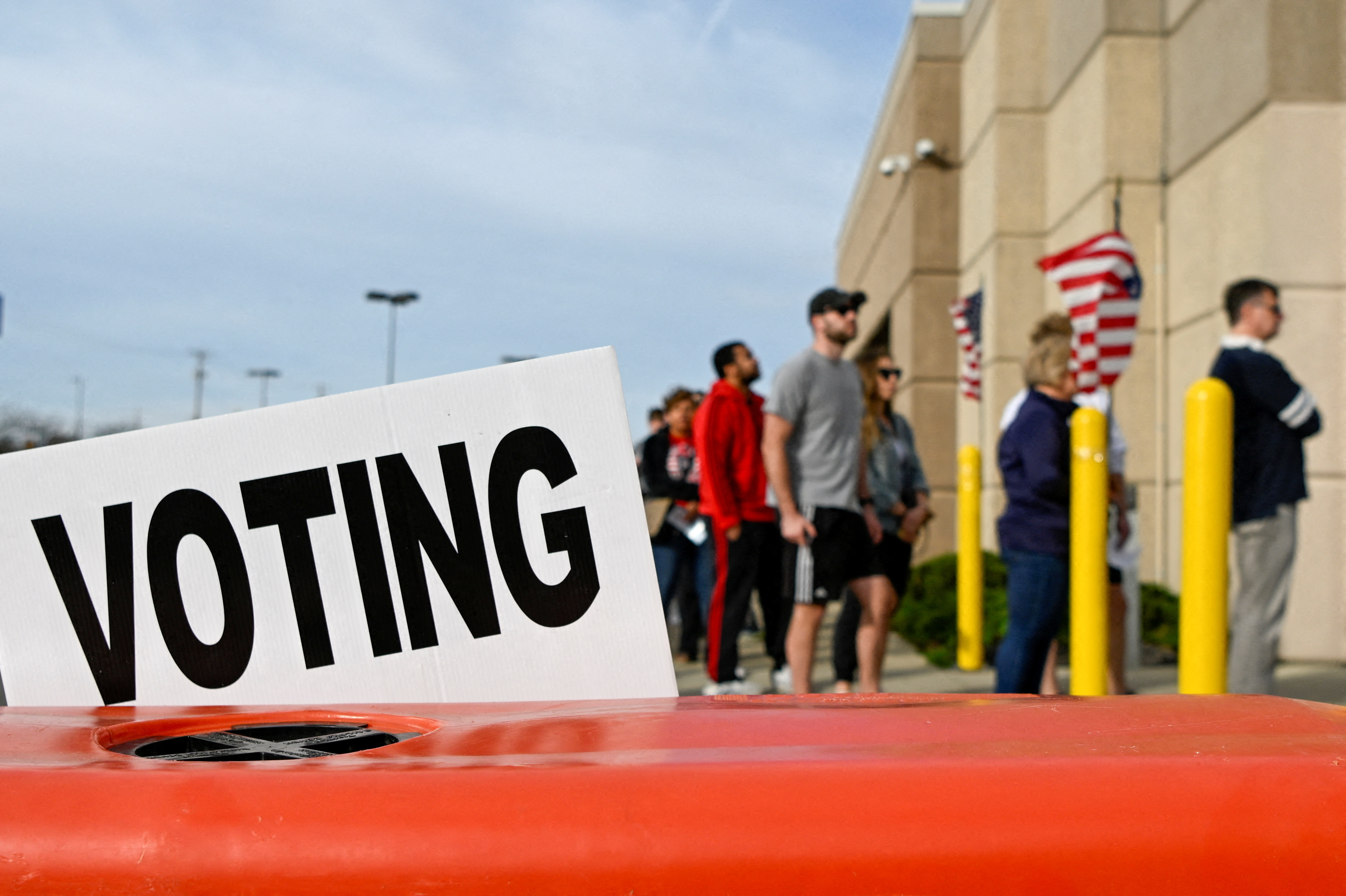 FILE PHOTO: Residents wait in line to cast their ballots for the 2022 midterm election at the Franklin County Board of Elections during early voting hours in Columbus, Ohio, U.S., November 5, 2022. REUTERS/Gaelen Morse/File Photo