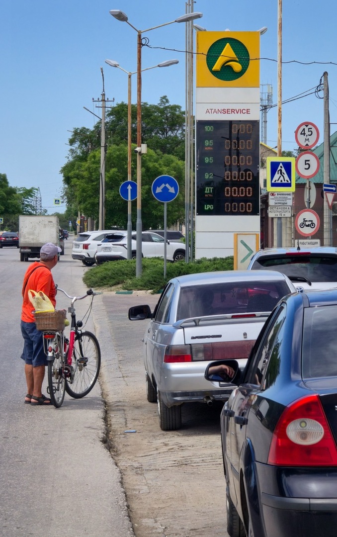 Cars queue to refuel at a gas station after local authorities restricted petrol sales and introduced rationing amid a supply shortage that they said was caused by Ukrainian attacks on logistics routes, in the course of the Russia-Ukraine military conflict in the Black Sea resort city of Yevpatoriya, Crimea, June 11, 2026. [REUTERS/Alexey Pavlishak]