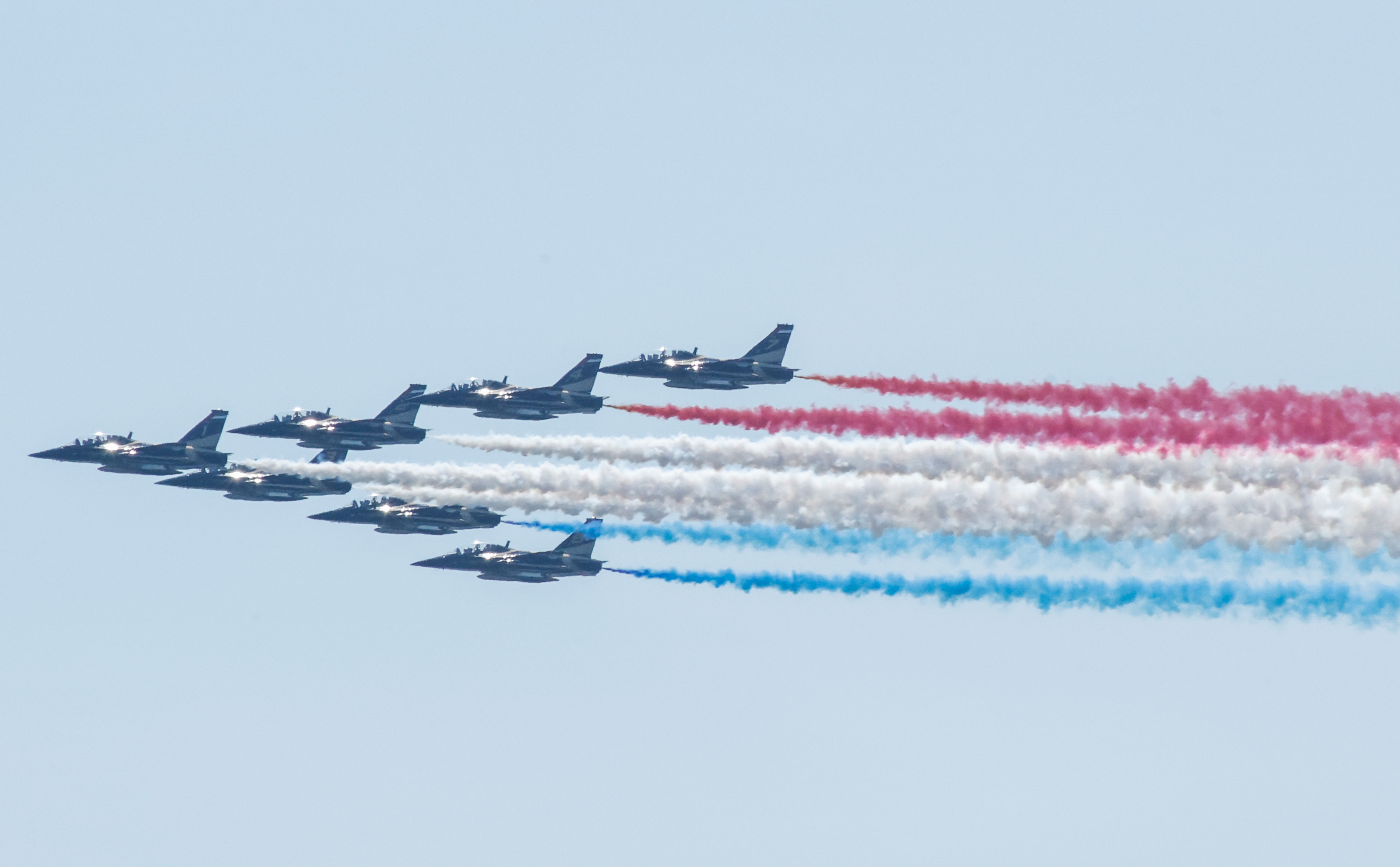 epa13086059 Military planes fly over New York City during the Parade of Sail international naval gathering marking the 250th Independence Day, in New York, New York, USA, 04 July 2026. The US marks in 2026 the 250th anniversary of America, known as the Semiquincentennial or SemiQuin, the 250 years since the adoption of the Declaration of Independence on 04 July 1776. EPA/Kena Betancur