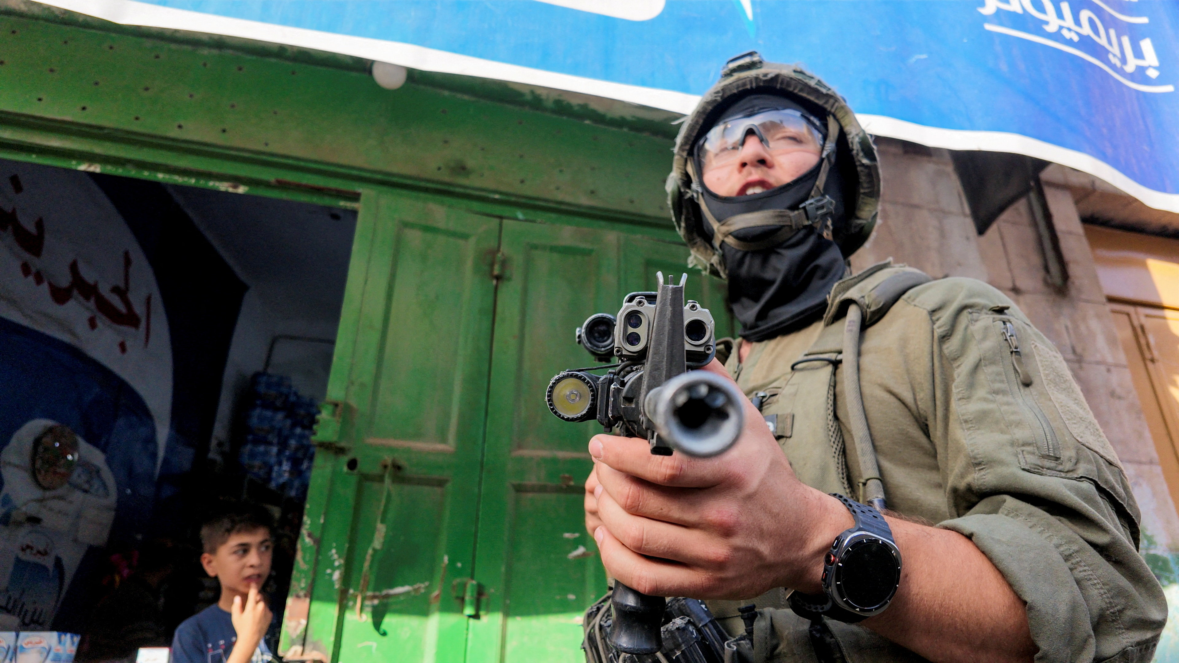 An Israeli soldier keeps watch during Israeli settlers' weekly tour in Hebron, in the Israeli-occupied West Bank, July 25, 2026. REUTERS/Yosri Aljamal REFILE - CORRECTING BYLINE