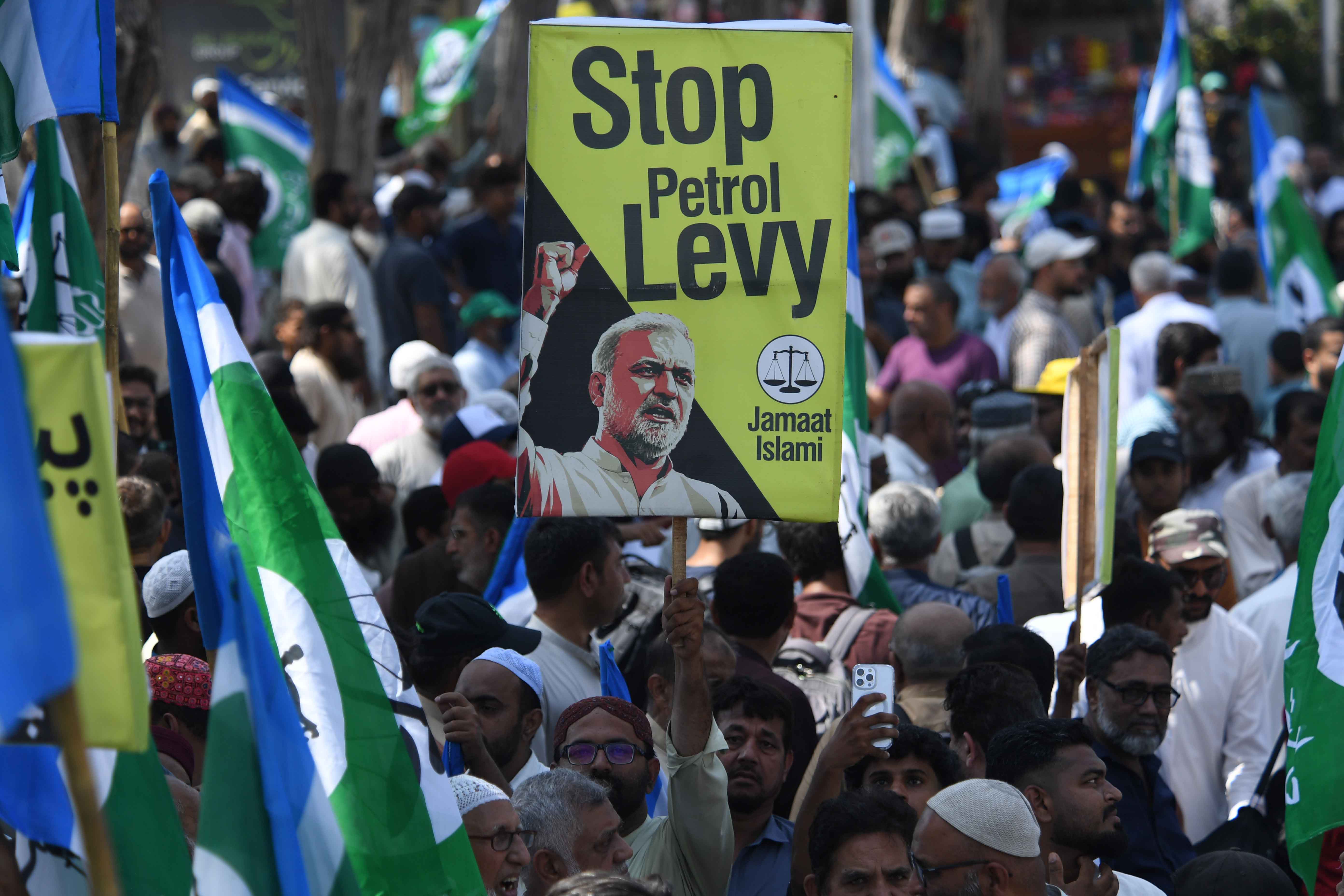 epa13251701 Supporters of the Islamic political party Jamaat-e-Islami (JI) hold placards and party flags during a protest in Karachi, Pakistan, 20 September 2026. The party launches the march toward Islamabad from Karachi and Khyber Pakhtunkhwa to protest the petroleum levy and high fuel prices, as authorities tighten security in the capital. EPA/SHAHZAIB AKBER