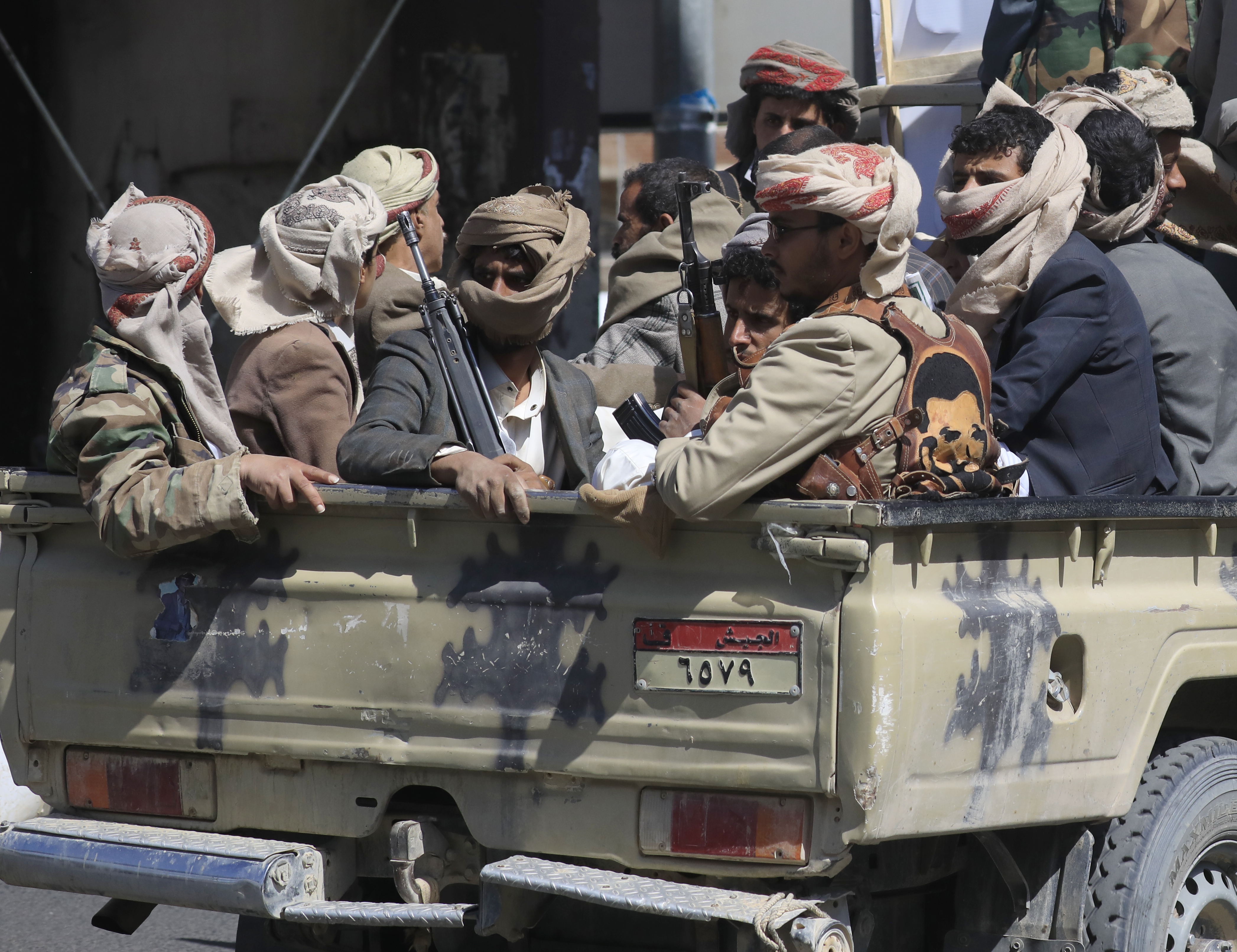 Houthi fighters
