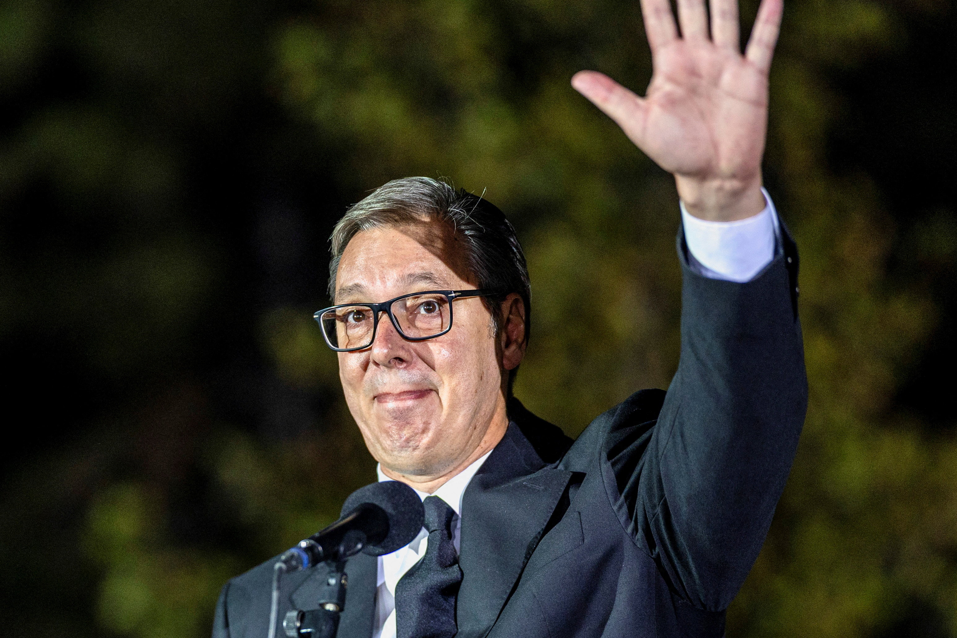 Serbian President Aleksandar Vucic waves to citizens outside the Presidency of Serbia moments before formally submitting his resignation, ending his second and final five-year term in office, in Belgrade, Serbia, September 27, 2026. REUTERS/Djordje Kojadinovic TPX IMAGES OF THE DAY