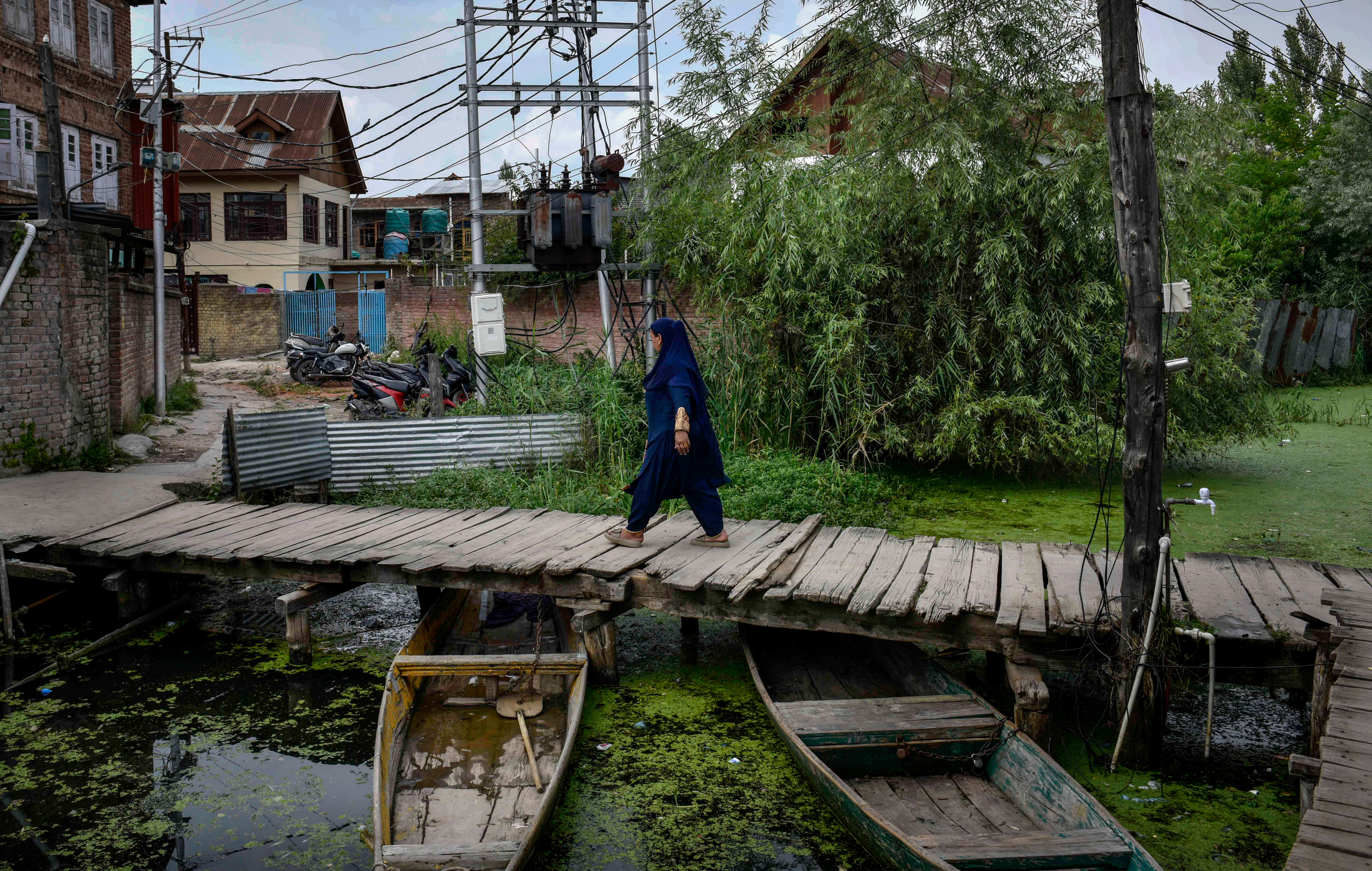 Kashmir's iconic Dal Lake faces environmental and climate challenges