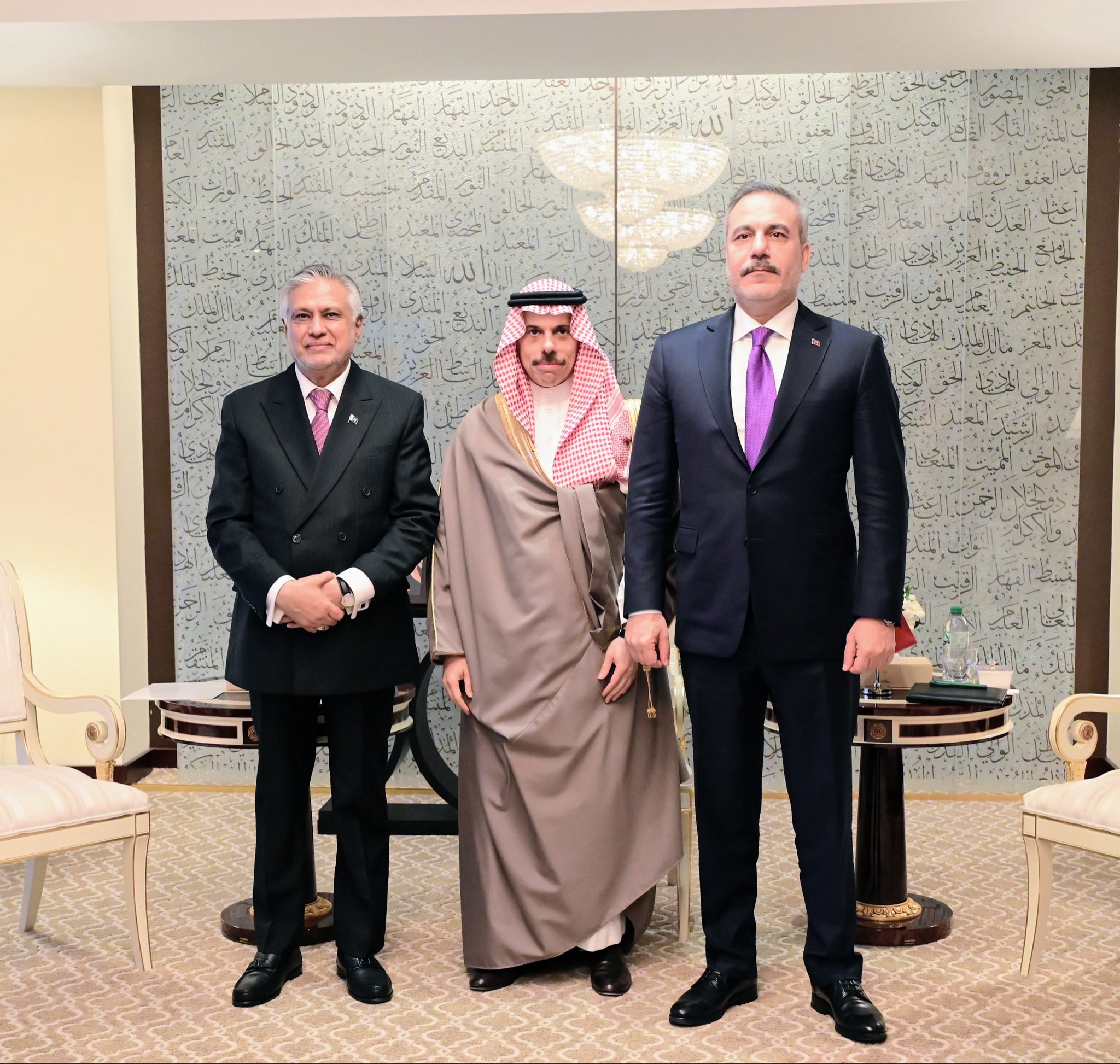 Pakistan's Ishaq Dar (L), Saudi Arabia's Prince Faisal bin Farhan (C) and Turkiye's Hakan Fidan pose for a photo during a meeting in New York on the sidelines of UN General Assembly meeting. [Handout/Pakistan's Ministry of Foreign Affairs]