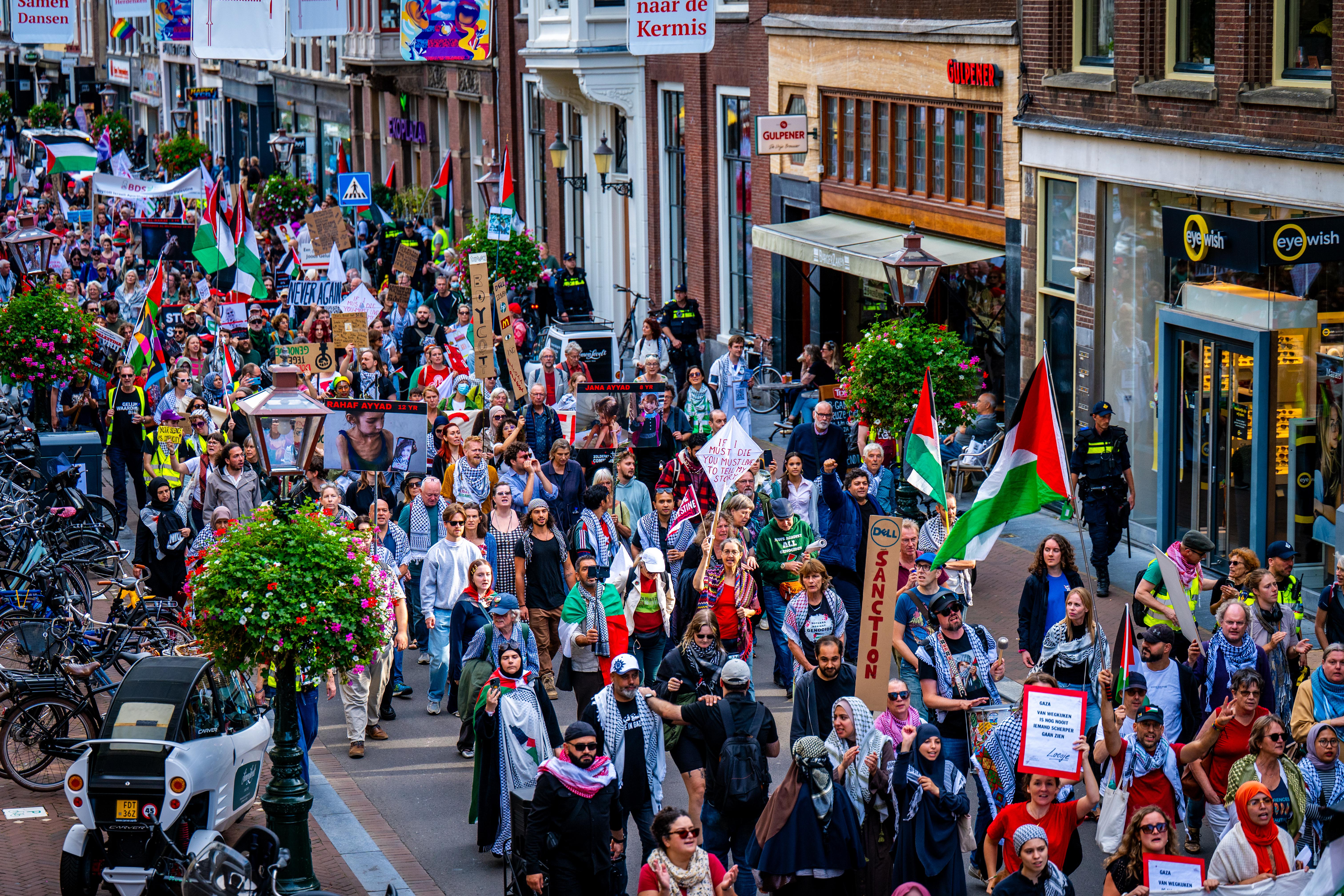 epa13264718 Demonstrators take part in a nationwide march organized by several pro-Palestinian groups in Leiden, the Netherlands, 26 September 2026. EPA/JOSH WALET