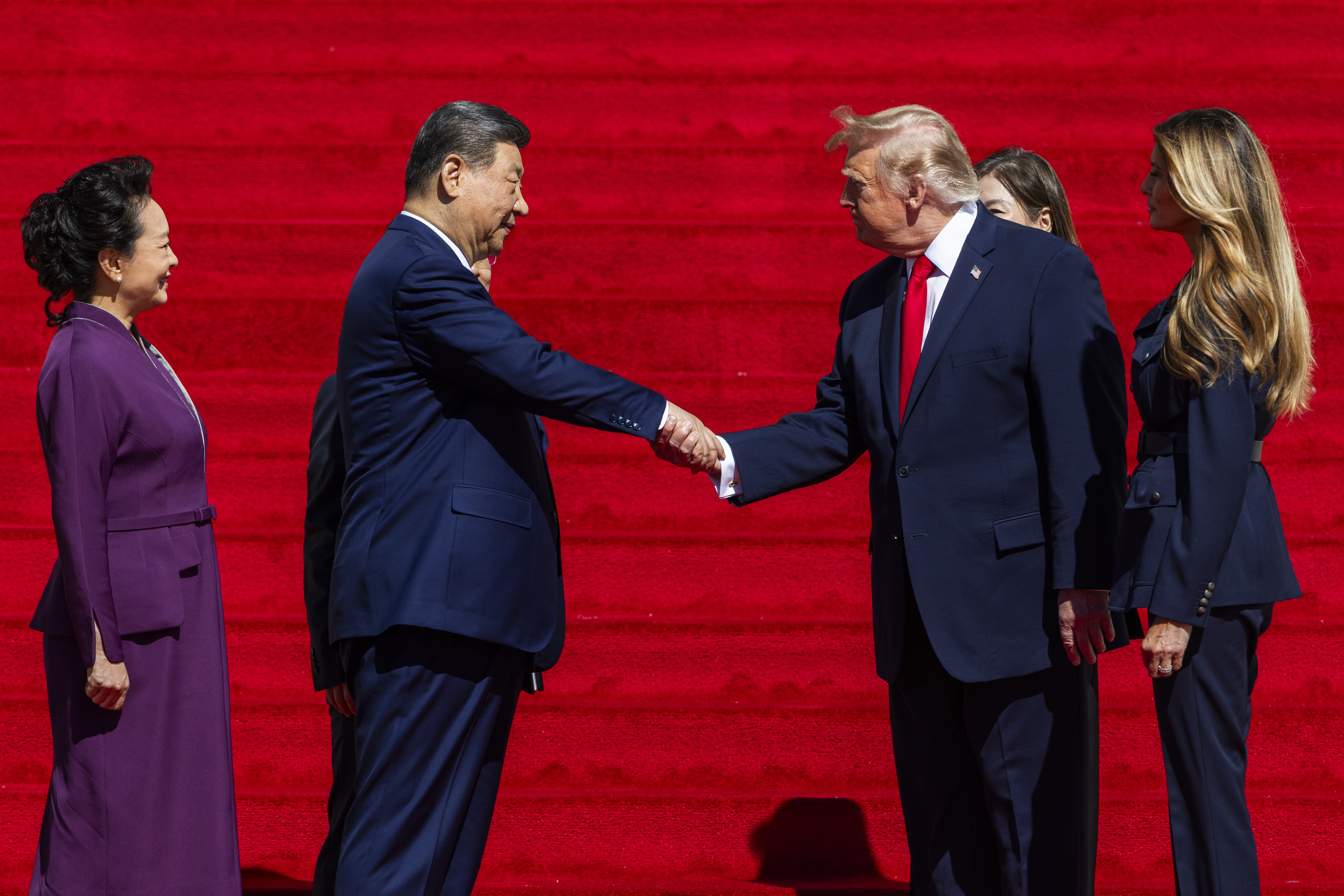 epa13263077 US President Donald Trump (C-R) shakes hands with Chinese President Xi Jinping (C-L) as US First Lady Melania Trump (R) and First Lady of China Peng Liyuan (L) look on outside the National Archives in Washington, DC, USA, 25 September 2026. President Xi's three-day state visit is his first to DC in 11 years. EPA/JIM LO SCALZO / POOL