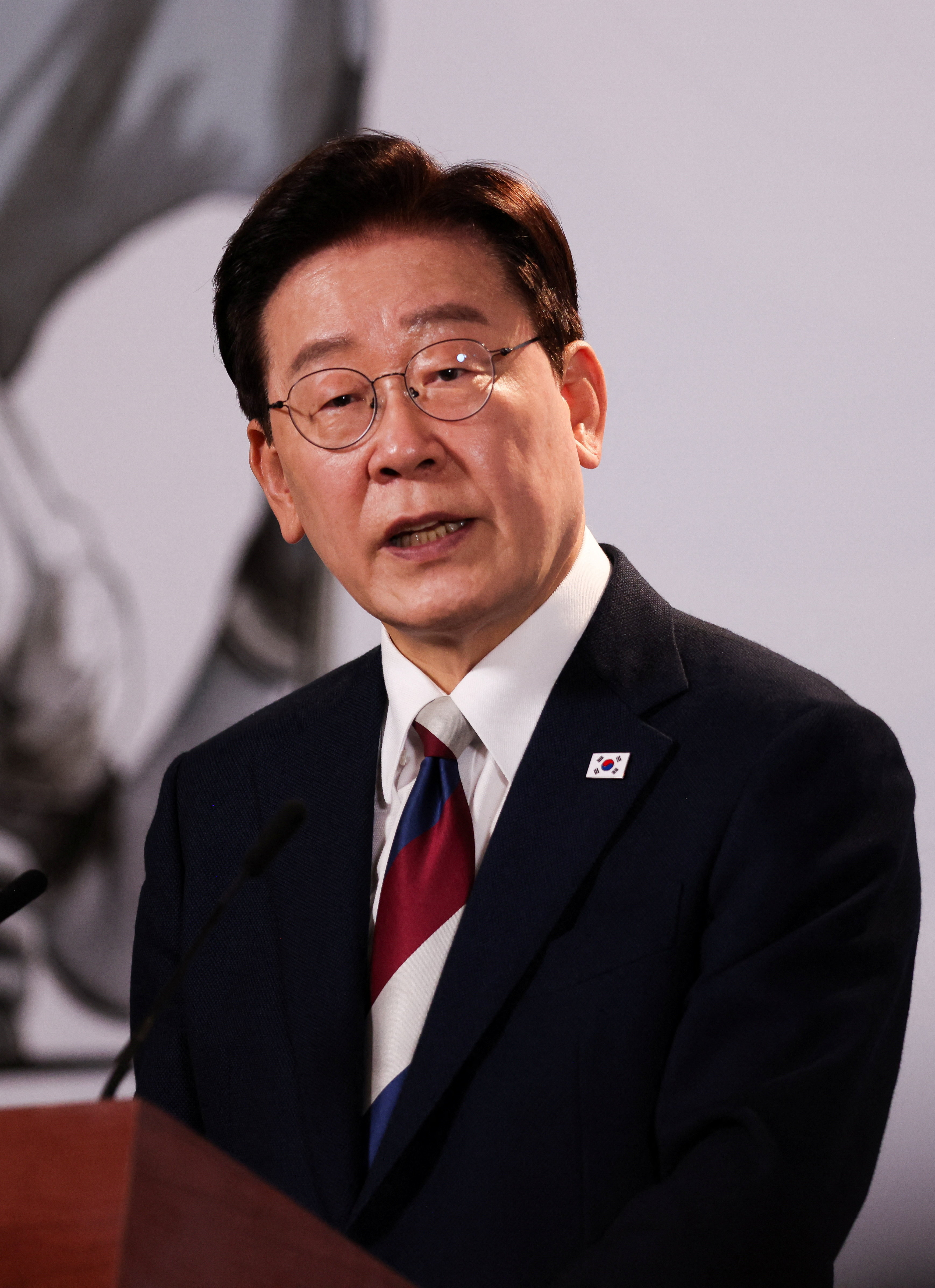 South Korean President Lee Jae-Myung speaks as he delivers a joint statement to the media following a bilateral meeting with Mexican President Claudia Sheinbaum (not pictured) at the National Palace in Mexico City, Mexico, September 24, 2026. REUTERS/Quetzalli Nicte-Ha